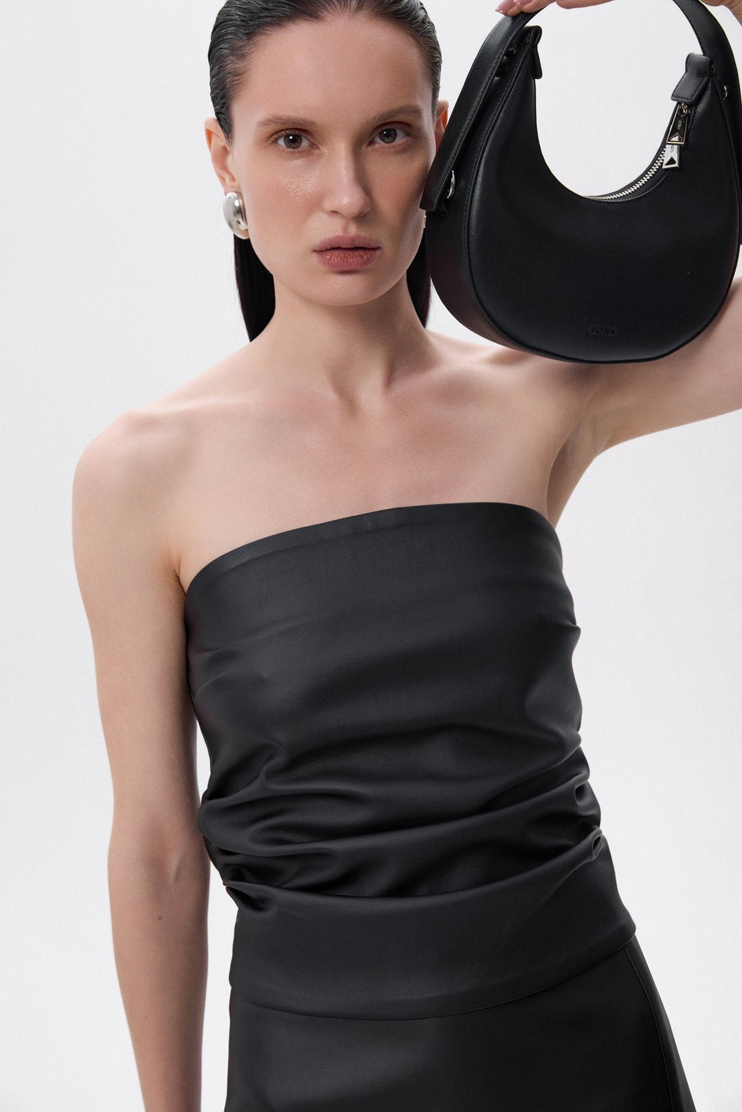 Schwarze Damen-Handtasche von Estro in Halbmondform.