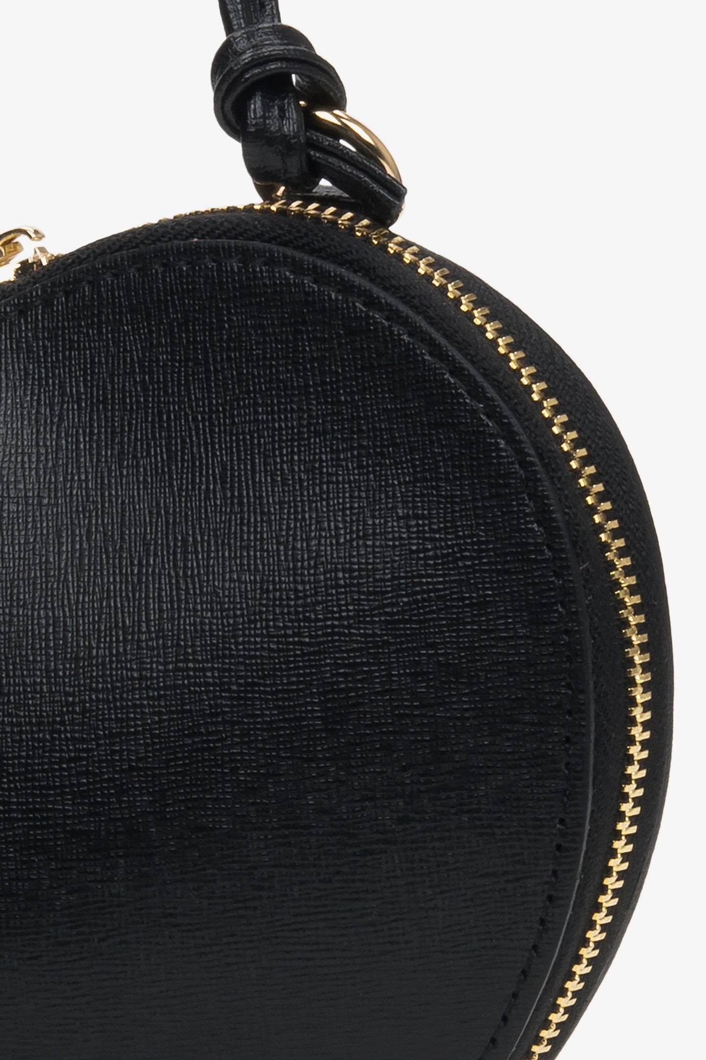 Estro schwarze herzförmige Tasche aus Leder – Details.