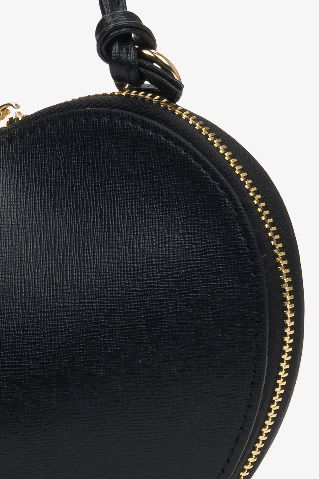 Estro schwarze herzförmige Tasche aus Leder – Details.