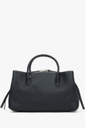 Frontale Ansicht der eleganten schwarzen Handtasche aus genarbtem Leder mit silbernen Beschlägen 