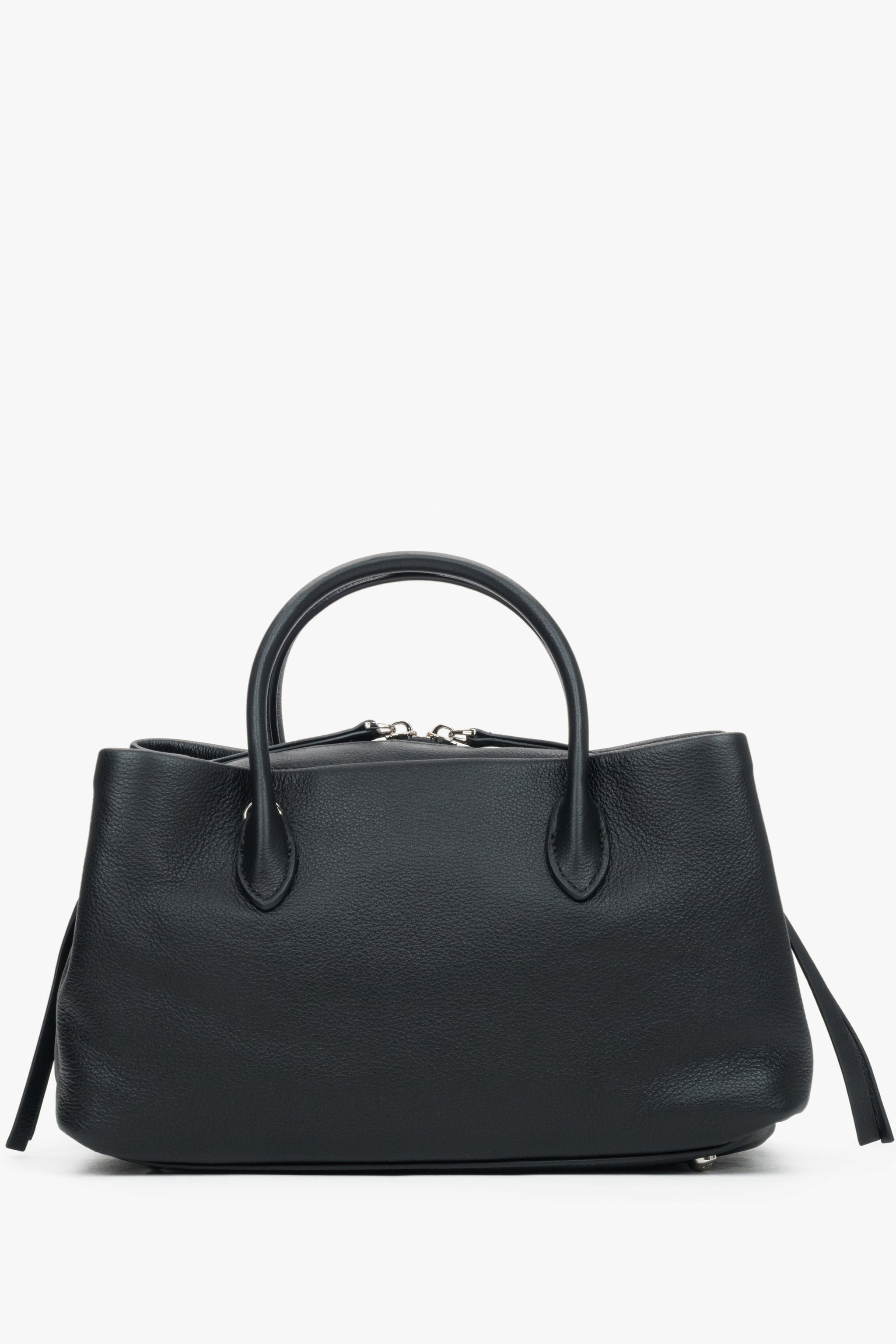 Rückansicht der eleganten schwarzen Handtasche aus genarbtem Leder mit den formschönen Henkeln und dezenten seitlichen Details