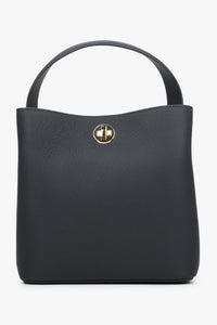Frontalansicht der eleganten schwarzen Damen-Henkeltasche aus Echtleder von Estro mit goldfarbenem Schnallenverschluss