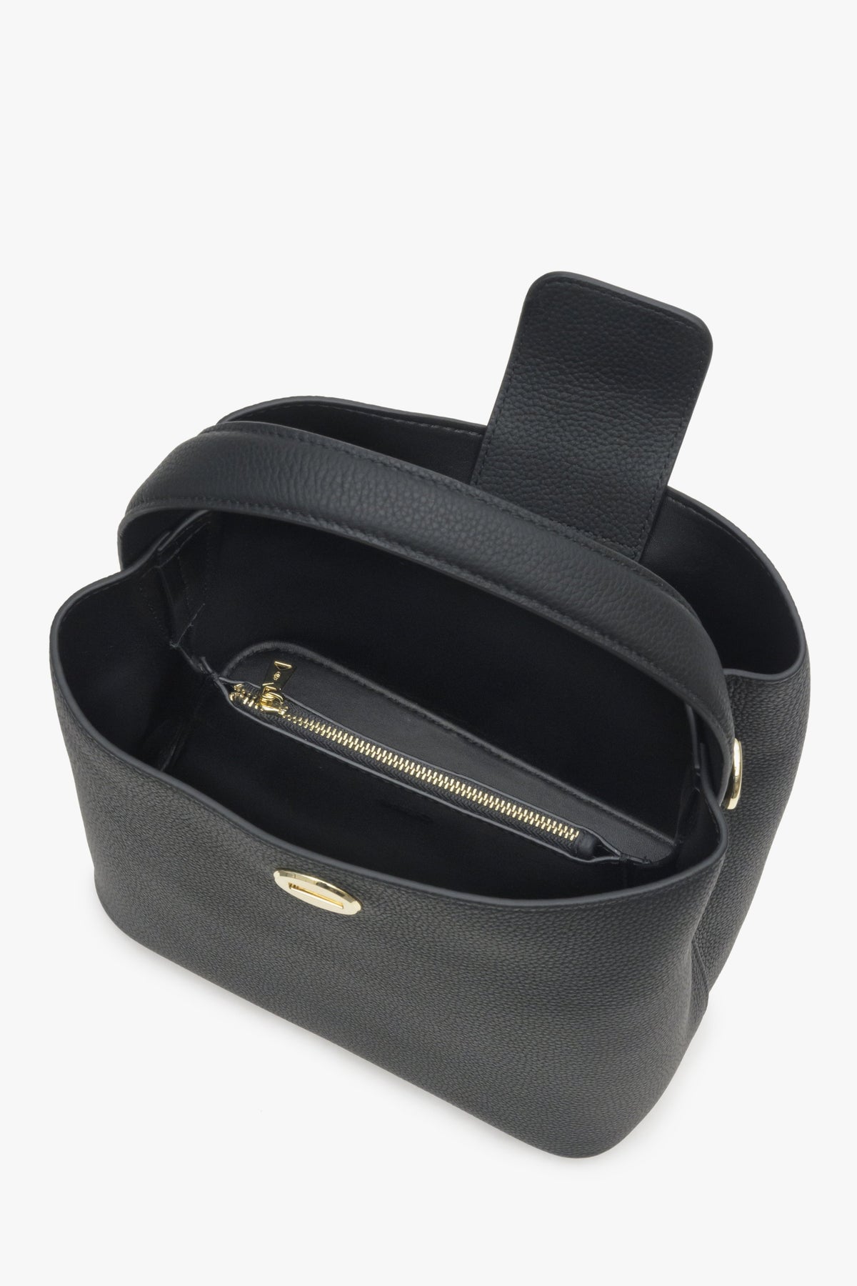 Blick von oben in die geöffnete Handtasche, der die zwei Hauptfächer und das Futter präsentiert