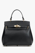 Frontale Ansicht der schwarzen Leder-Henkeltasche mit elegantem Goldverschluss und strukturiertem Finish 