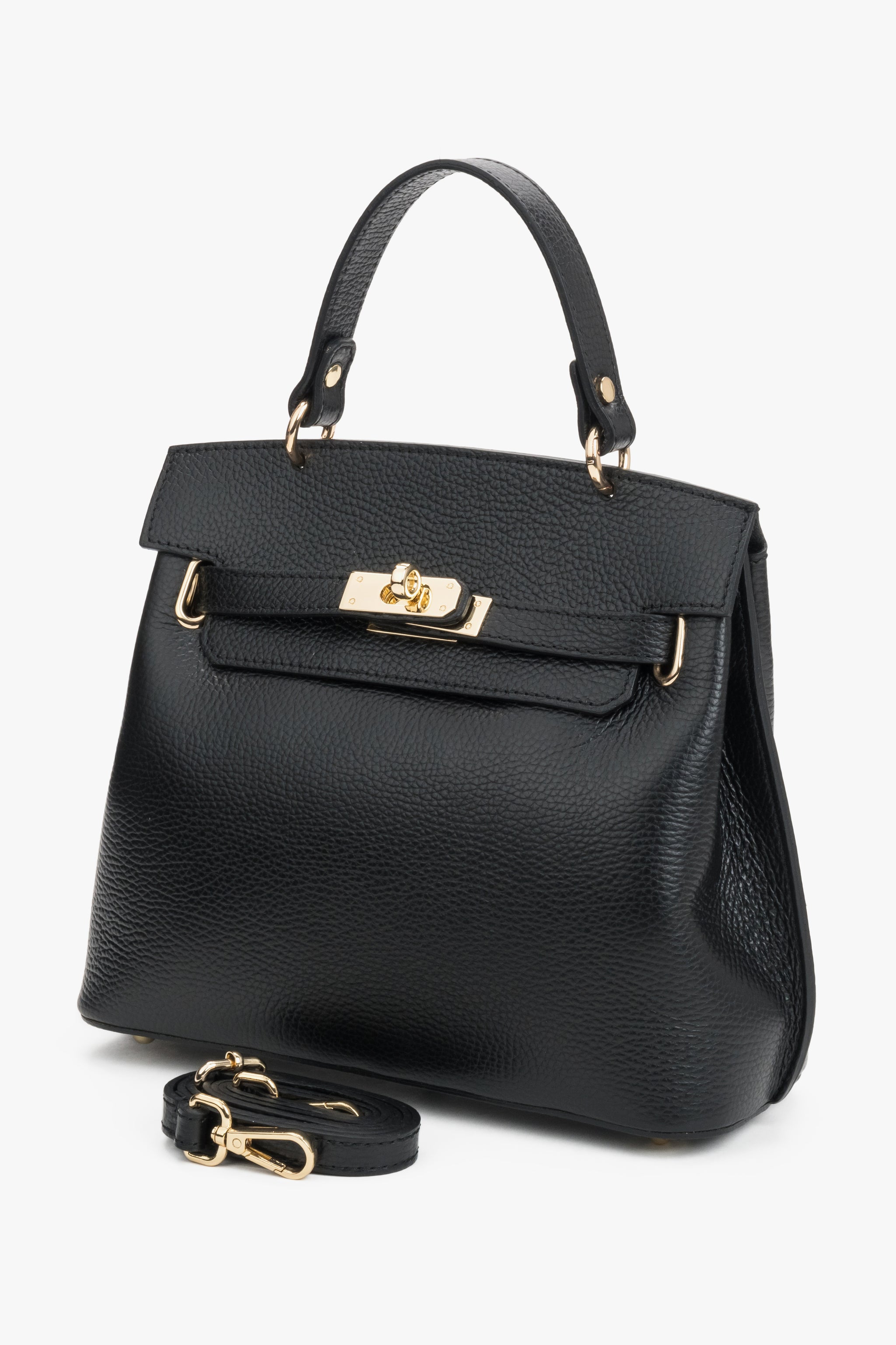 Schrägansicht der eleganten schwarzen Henkeltasche, die den beiliegenden Schulterriemen zeigt 
