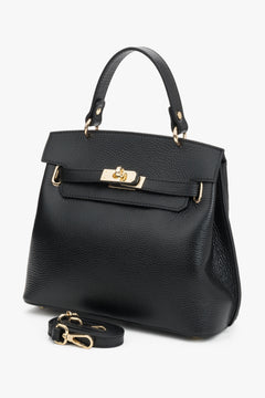 Schrägansicht der eleganten schwarzen Henkeltasche, die den beiliegenden Schulterriemen zeigt 