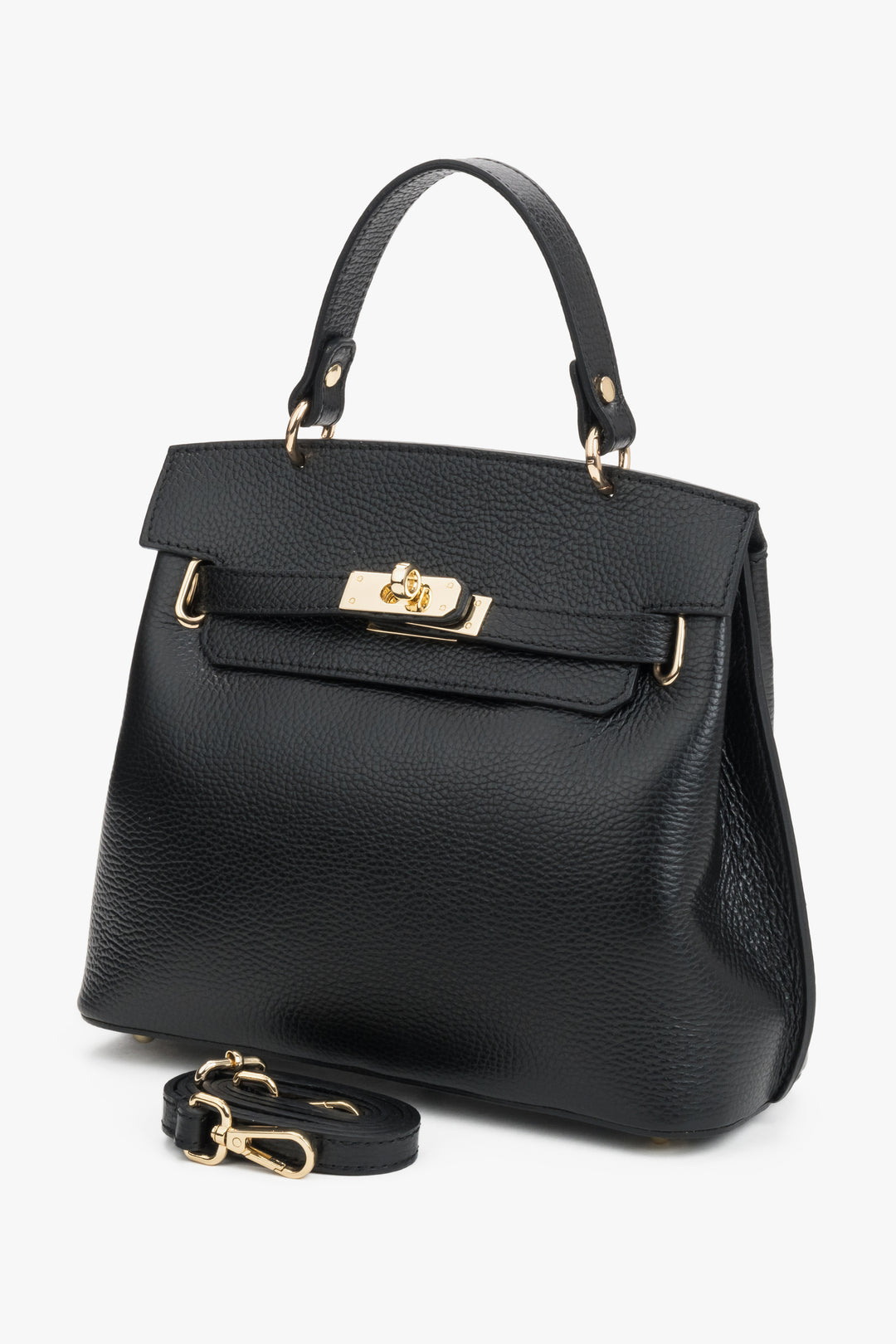 Schrägansicht der eleganten schwarzen Henkeltasche, die den beiliegenden Schulterriemen zeigt 