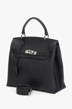 Schräge Ansicht der schlichten schwarzen Ledertasche, die die hochwertige Verarbeitung zeigt.