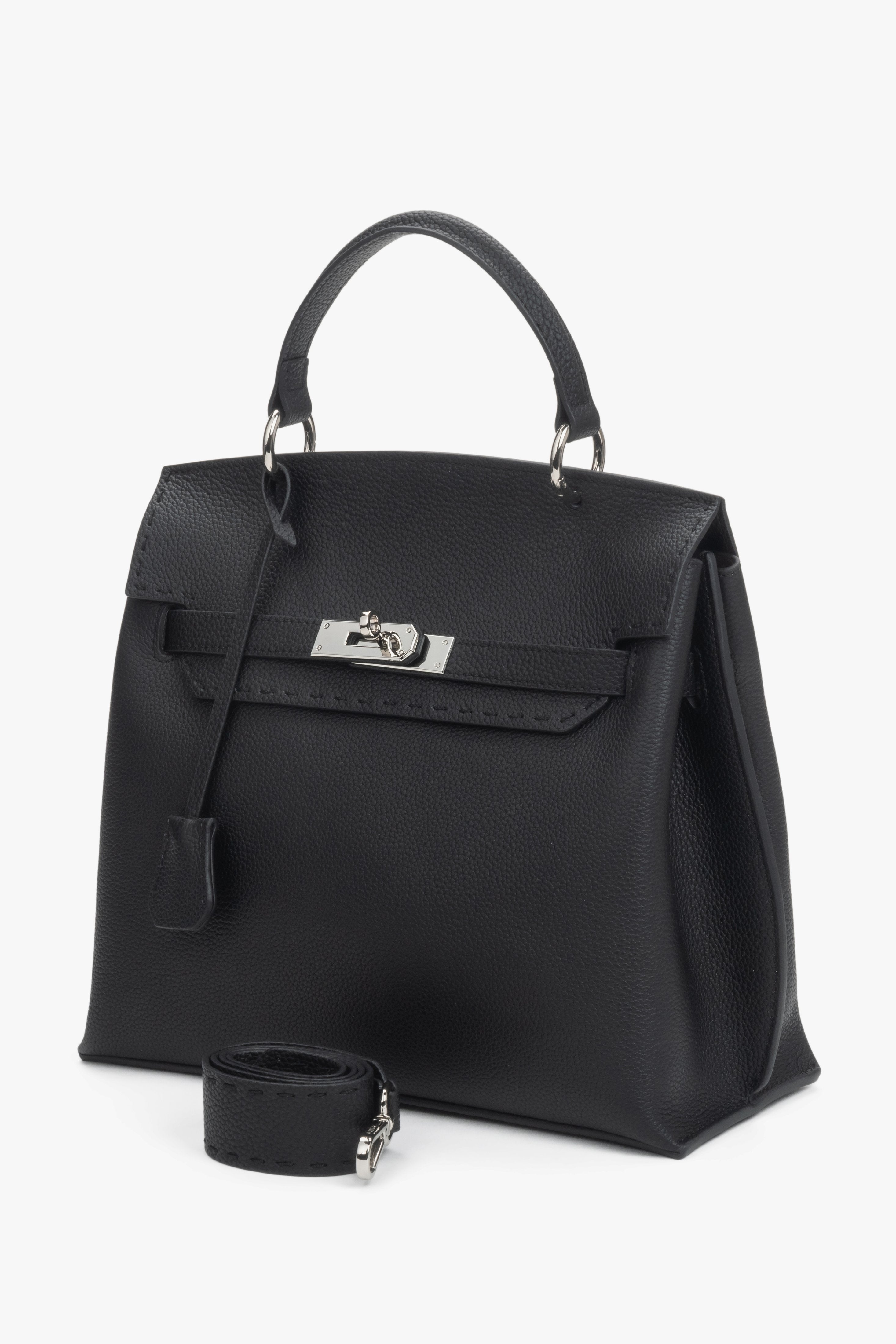 Schräge Ansicht der schlichten schwarzen Ledertasche, die die hochwertige Verarbeitung zeigt.