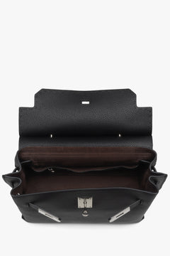 Blick in das Innere der Tasche mit Fokus auf das hochwertige Futter aus Veloursleder.