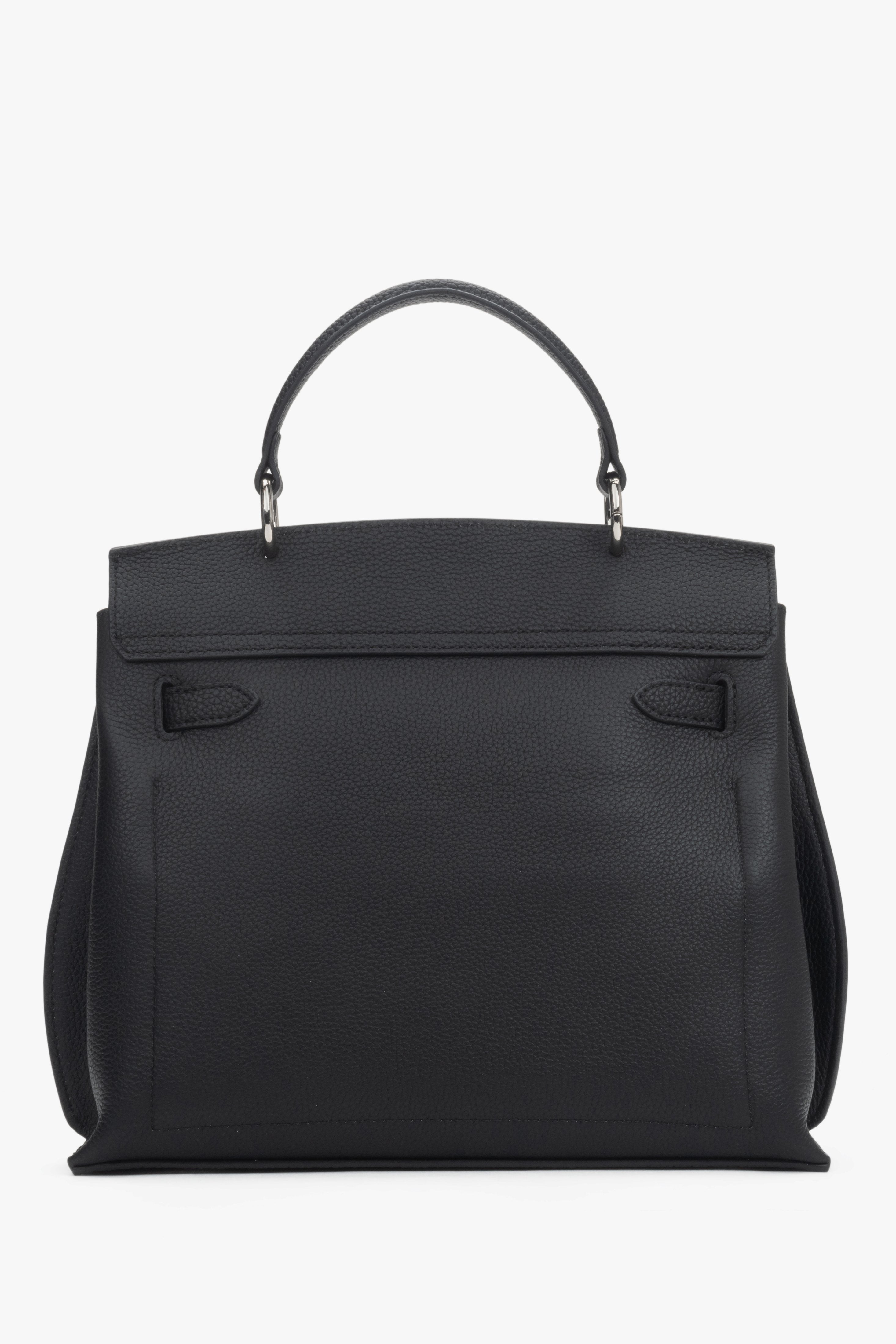 Rückansicht der schlichten schwarzen Ledertasche, die die hochwertige Verarbeitung zeigt.