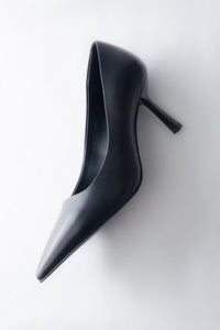 Schwarze Damen-High-Heels von Estro aus echtem Leder mit spitzer Kappe.