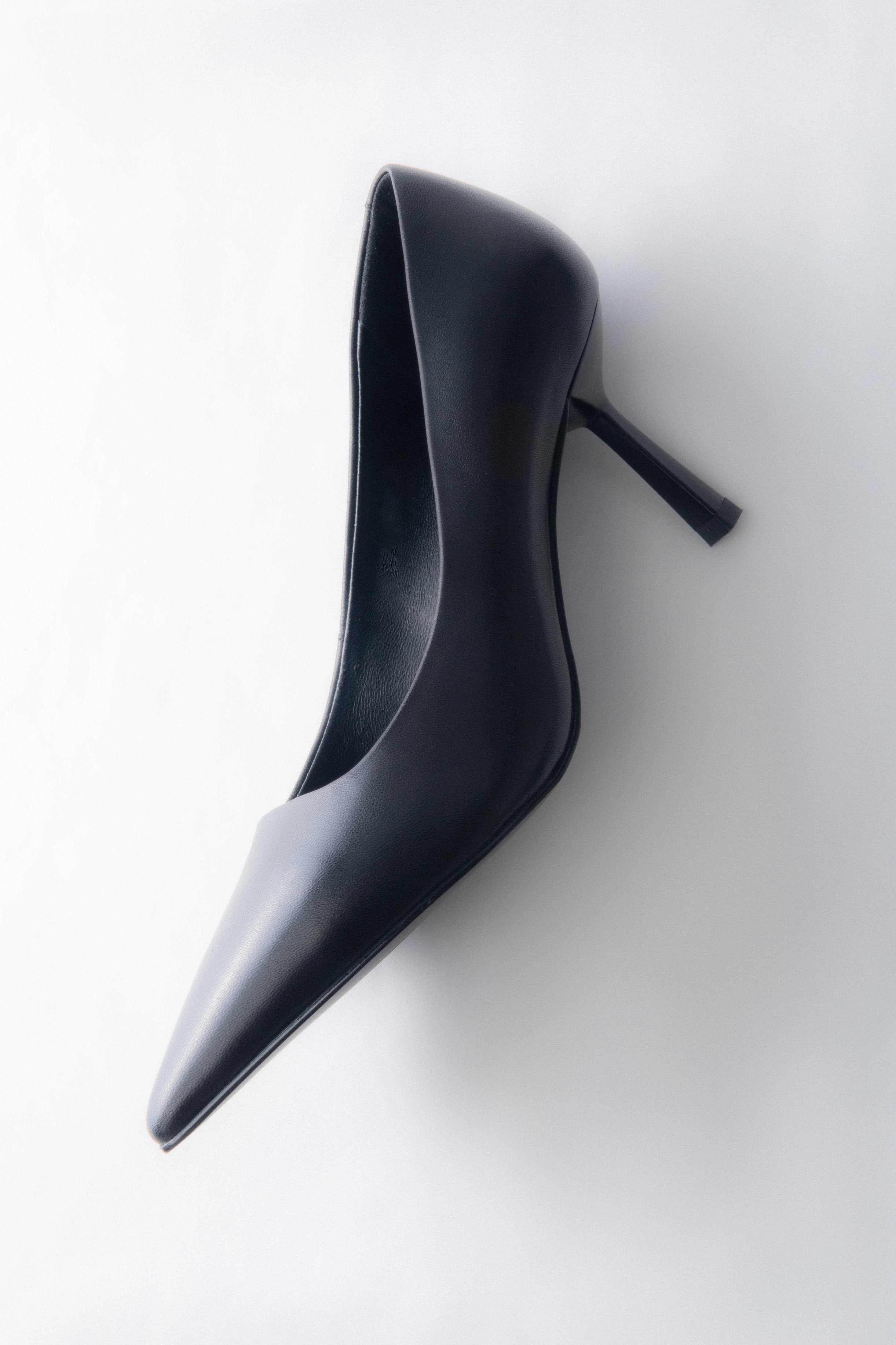 Schwarze Damen-High-Heels von Estro aus echtem Leder mit spitzer Kappe.