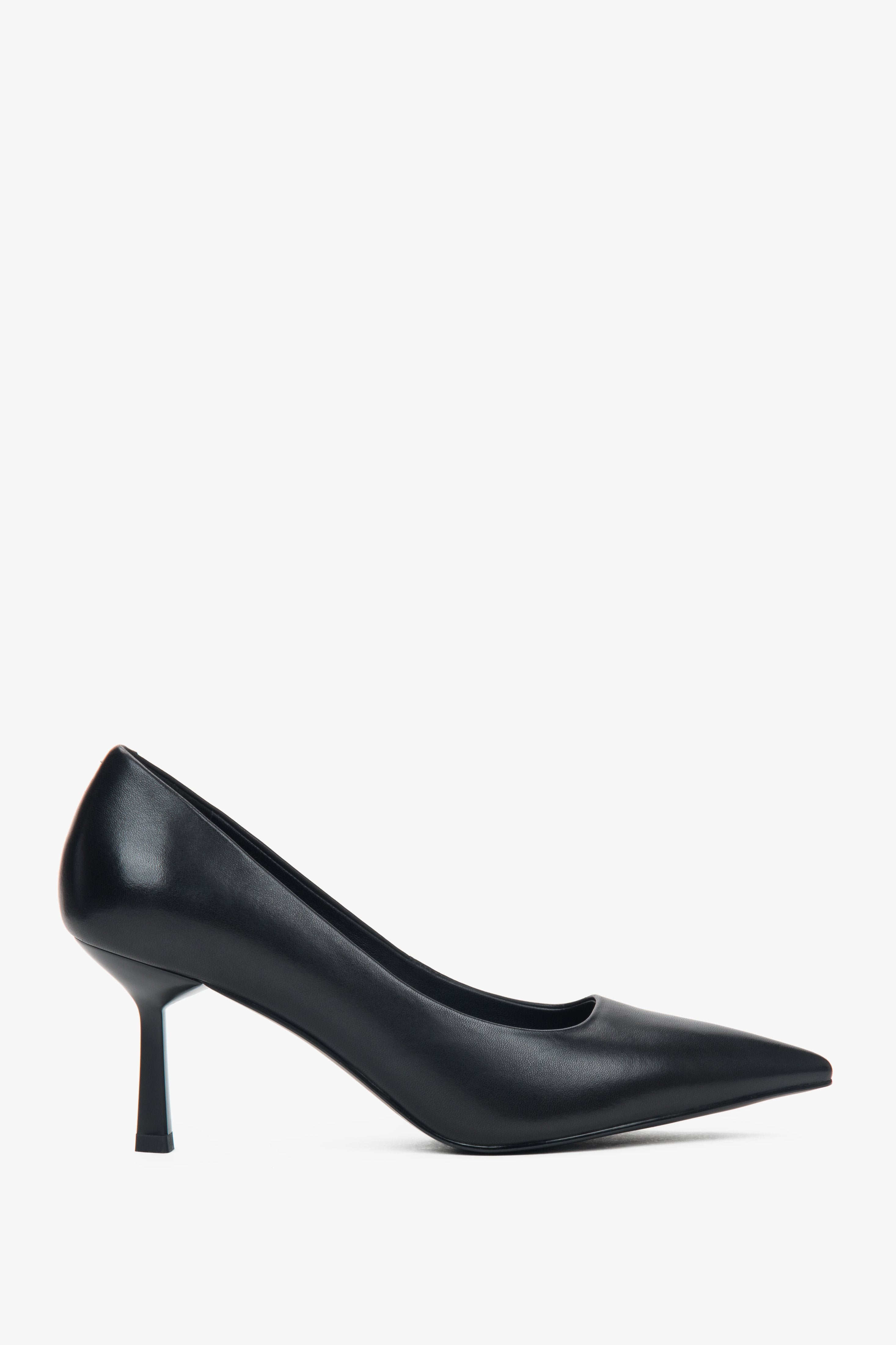 Seitenansicht der schwarzen High Heels mit 7,5 cm hohem Stilettoabsatz.