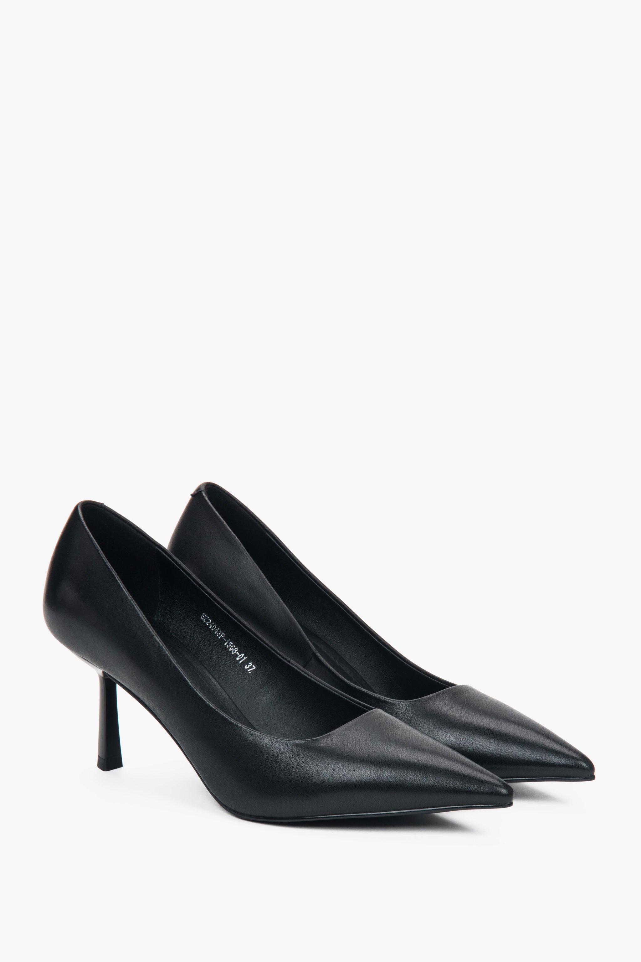 Schräge Ansicht der schwarzen Damen-High-Heels mit schmalem Stilettoabsatz.
