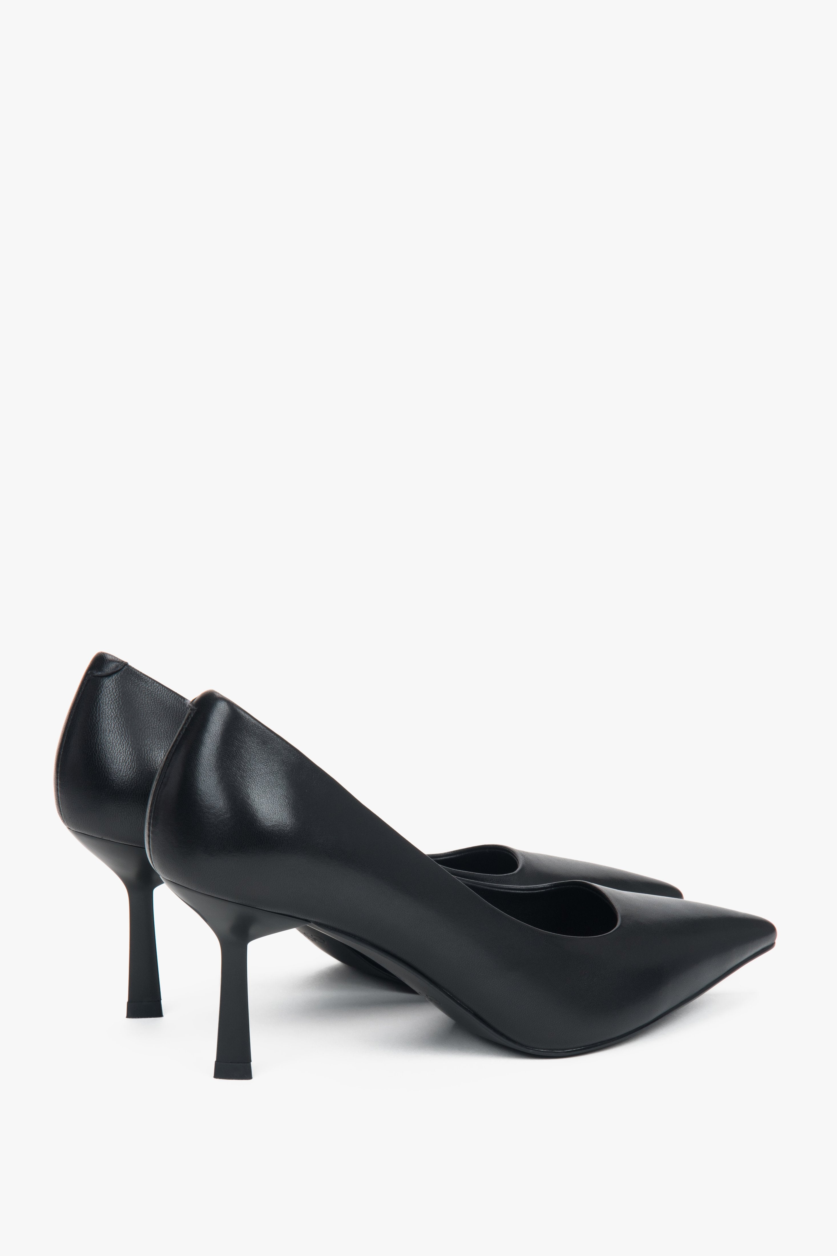 Rückansicht der schwarzen Damen-High-Heels mit schmalem Stilettoabsatz.