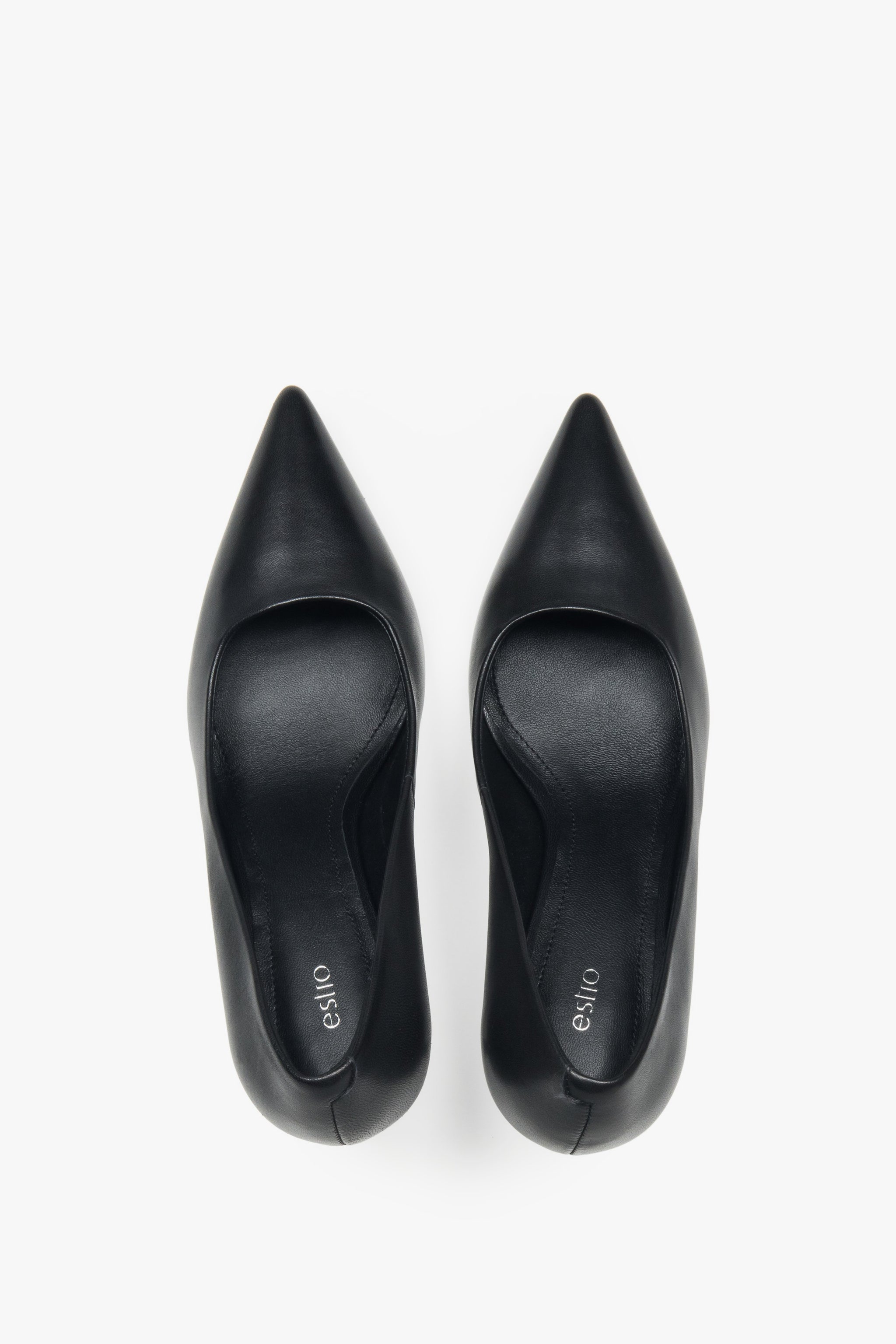 Draufsicht auf schwarze High Heels für Damen aus echtem Leder.
