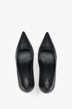 Draufsicht auf schwarze High Heels für Damen aus echtem Leder.