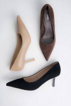 Schwarze Damen-High-Heels aus Echtleder neben beiger Farbvariante desselben Modells.