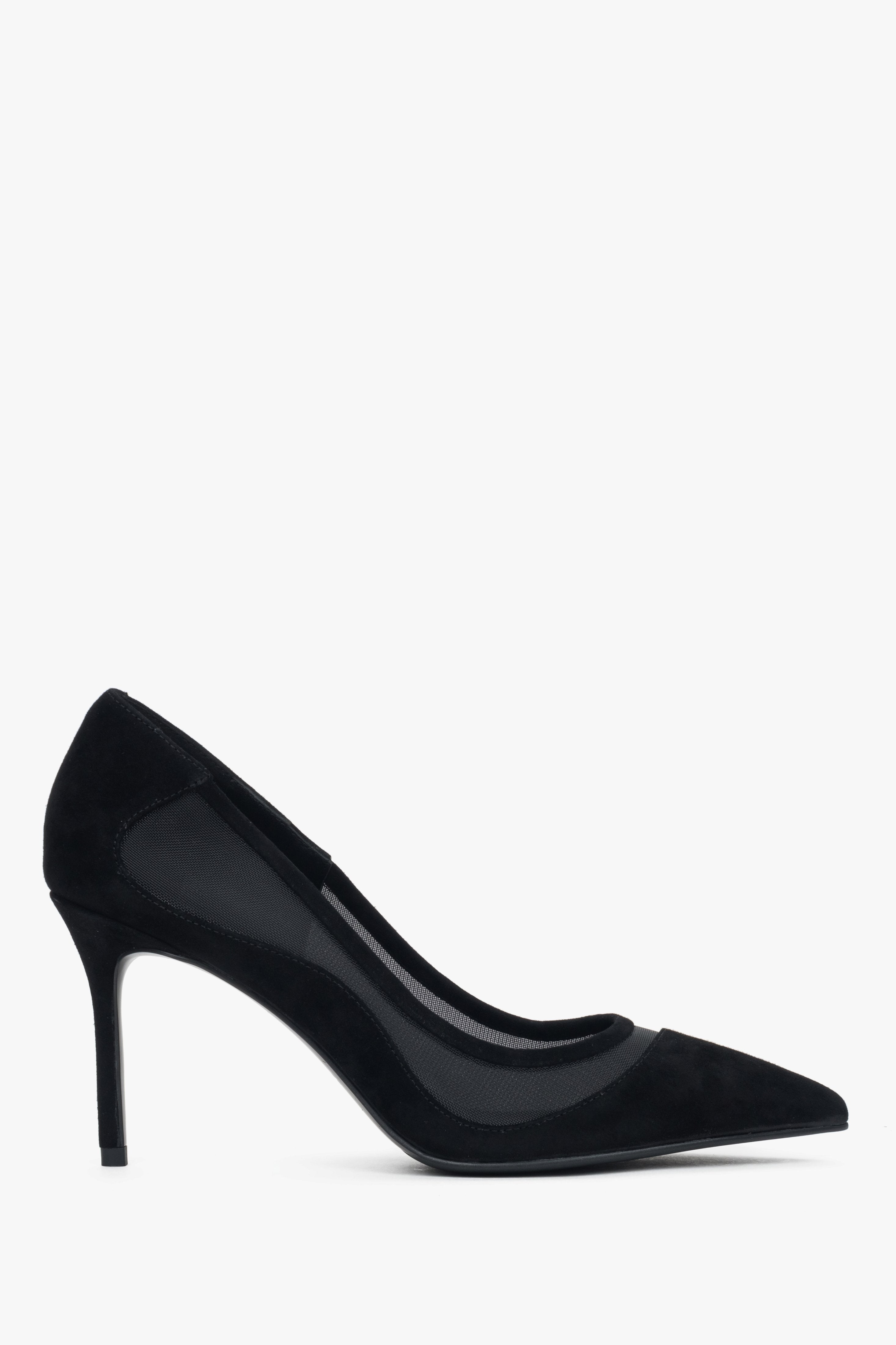 Seitenansicht der schwarzen High Heels mit spitzer Zehenpartie und Mesh-Einsätzen.
