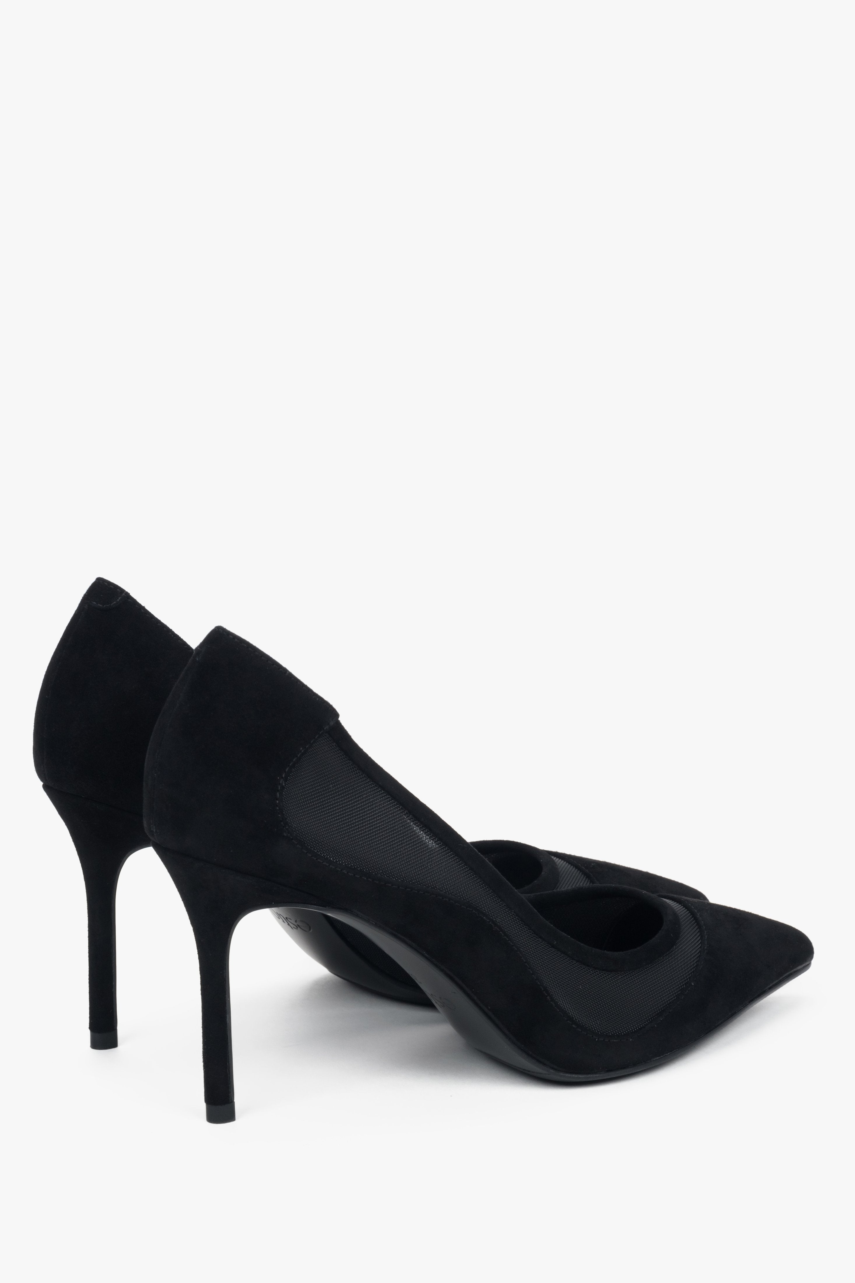 Rücksicht auf schwarze High Heels für Damen mit halbtransparenten Mesh-Details.