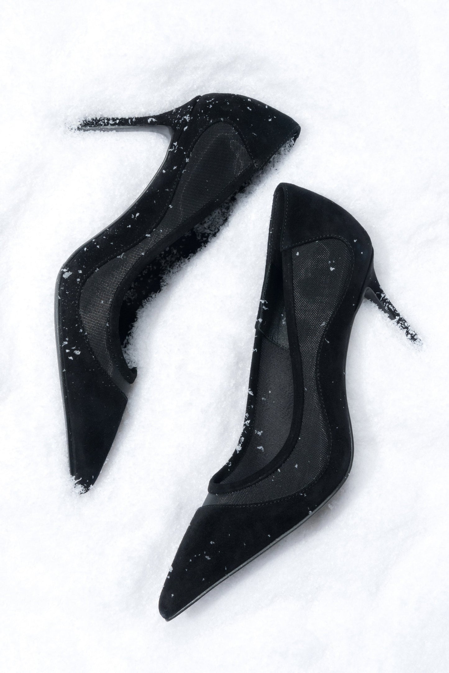 Detailansicht der spitzen Zehenpartie und der Mesh-Einsätze an schwarzen Estro High Heels.