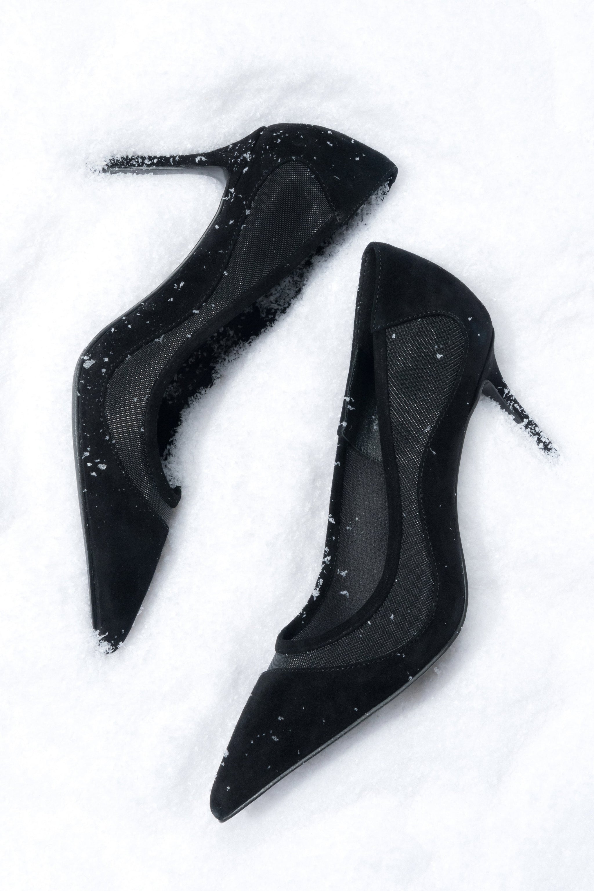 Detailansicht der spitzen Zehenpartie und der Mesh-Einsätze an schwarzen Estro High Heels.