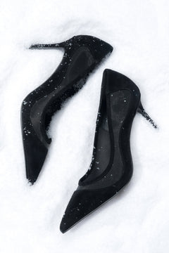 Detailansicht der spitzen Zehenpartie und der Mesh-Einsätze an schwarzen Estro High Heels.