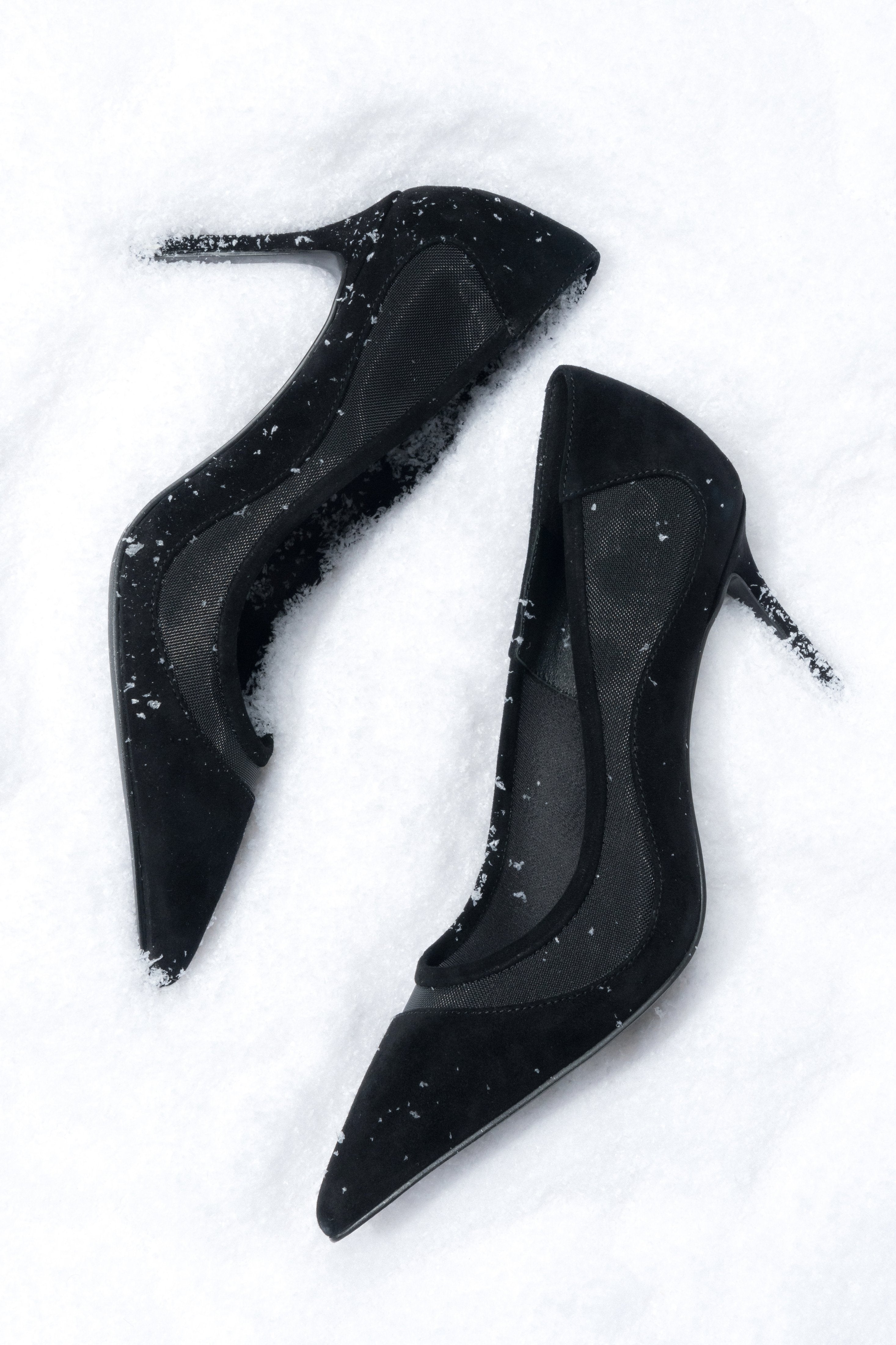 Detailansicht der spitzen Zehenpartie und der Mesh-Einsätze an schwarzen Estro High Heels.