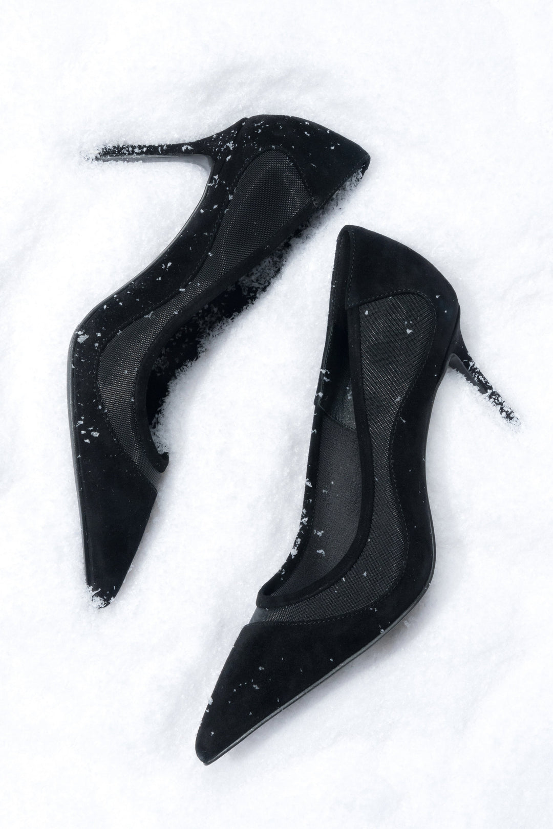Detailansicht der spitzen Zehenpartie und der Mesh-Einsätze an schwarzen Estro High Heels.