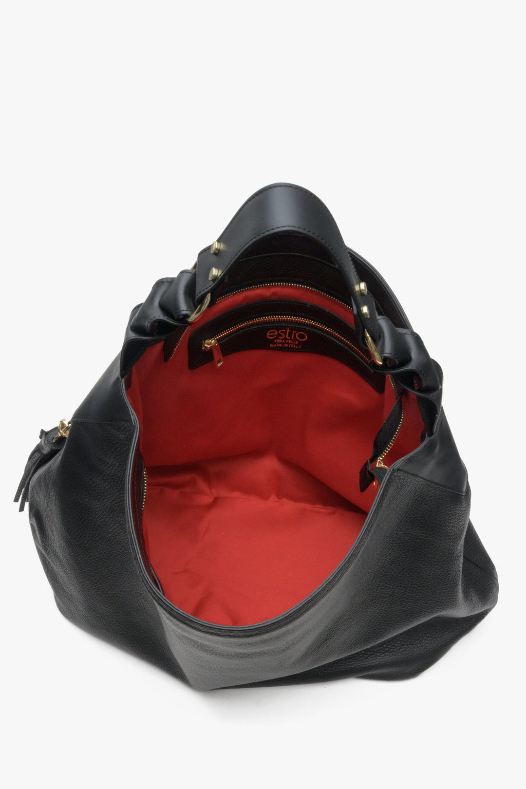 Schwarze Hobo-Damentasche aus Leder – Nahaufnahme des Innenraums des Modells.