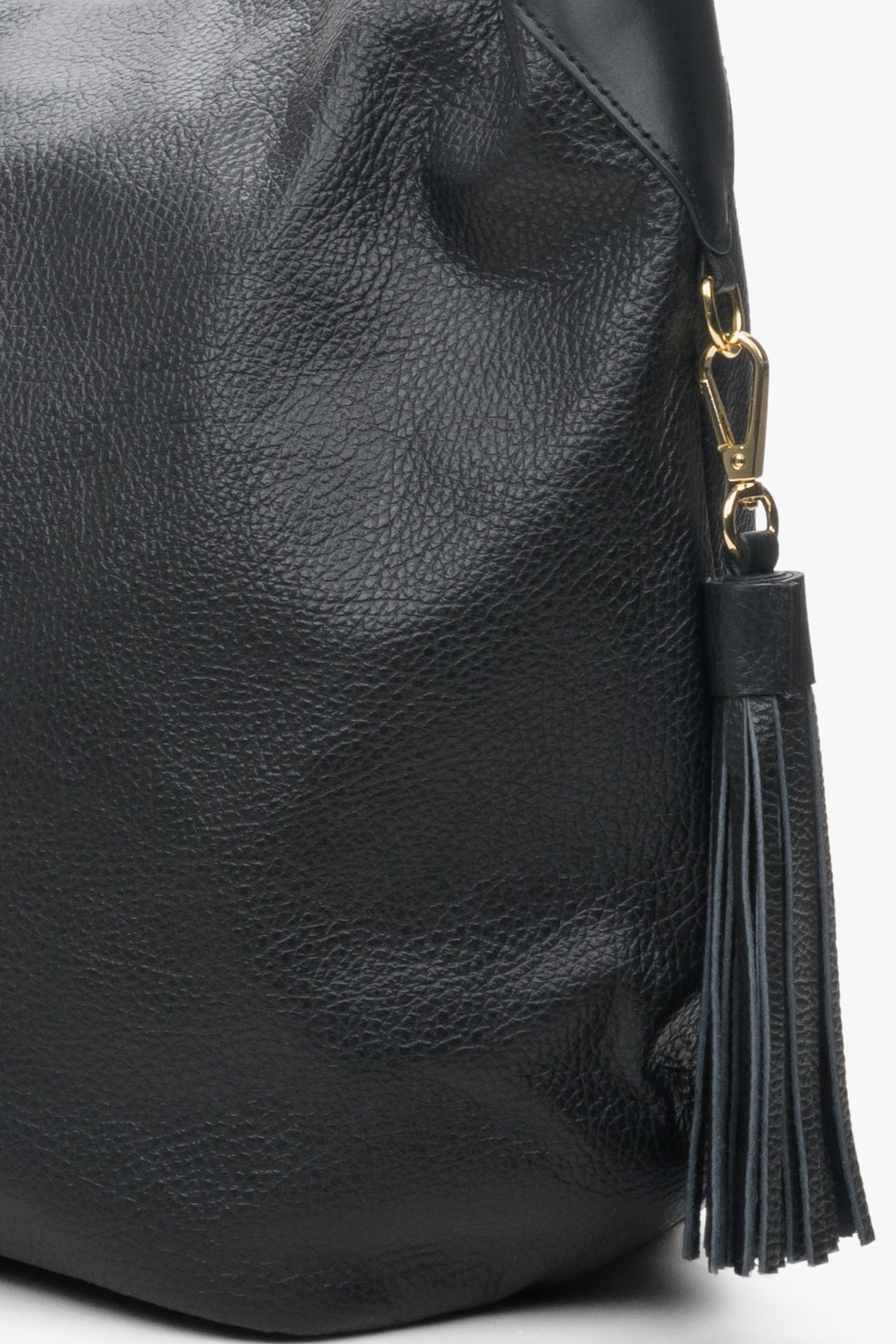 Schwarze Estro-Damentasche aus echtem Leder – Nahaufnahme der Details.