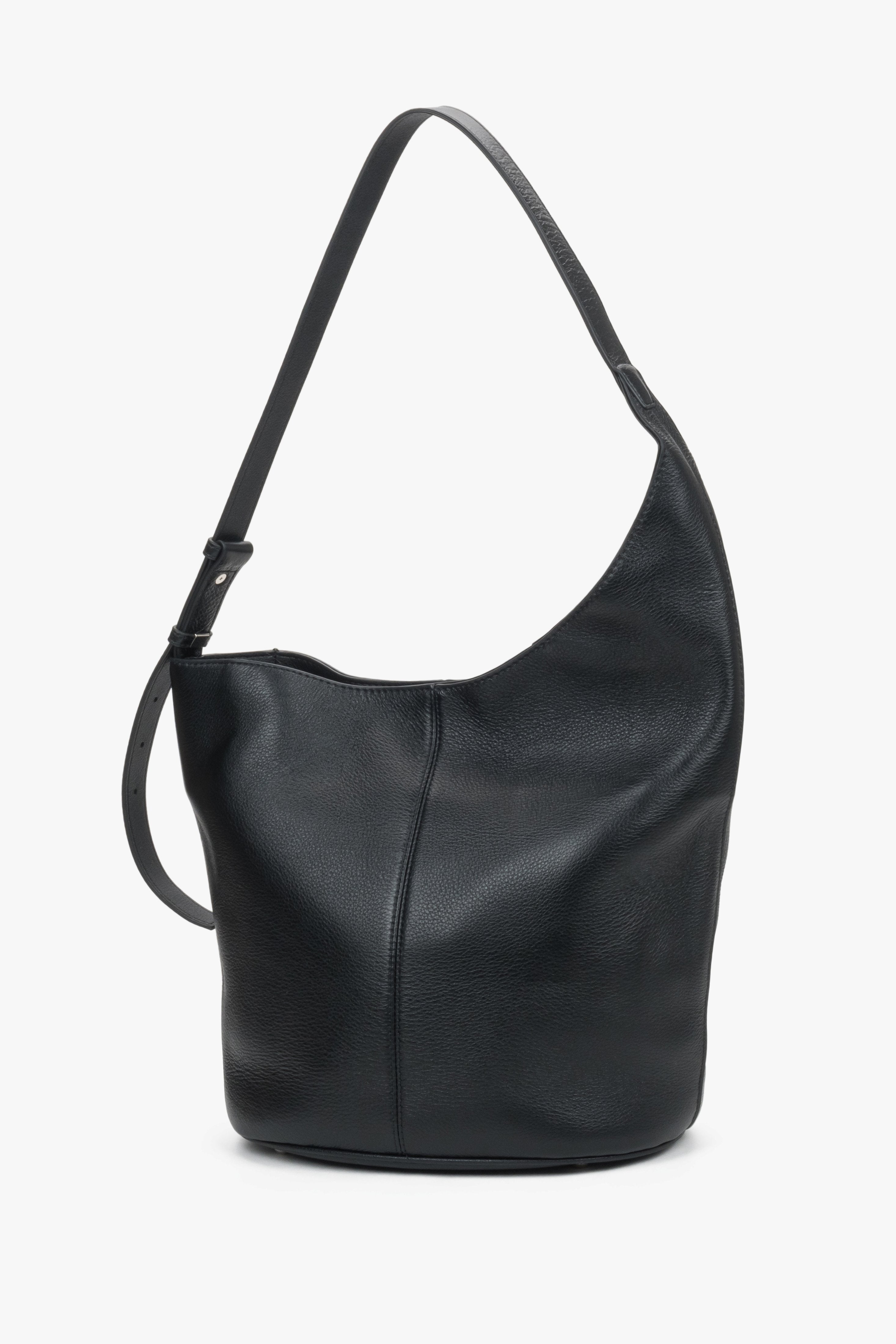 Schwarze Damen-Hobo-Shopper-Tasche aus Leder in schräger Vorderansicht