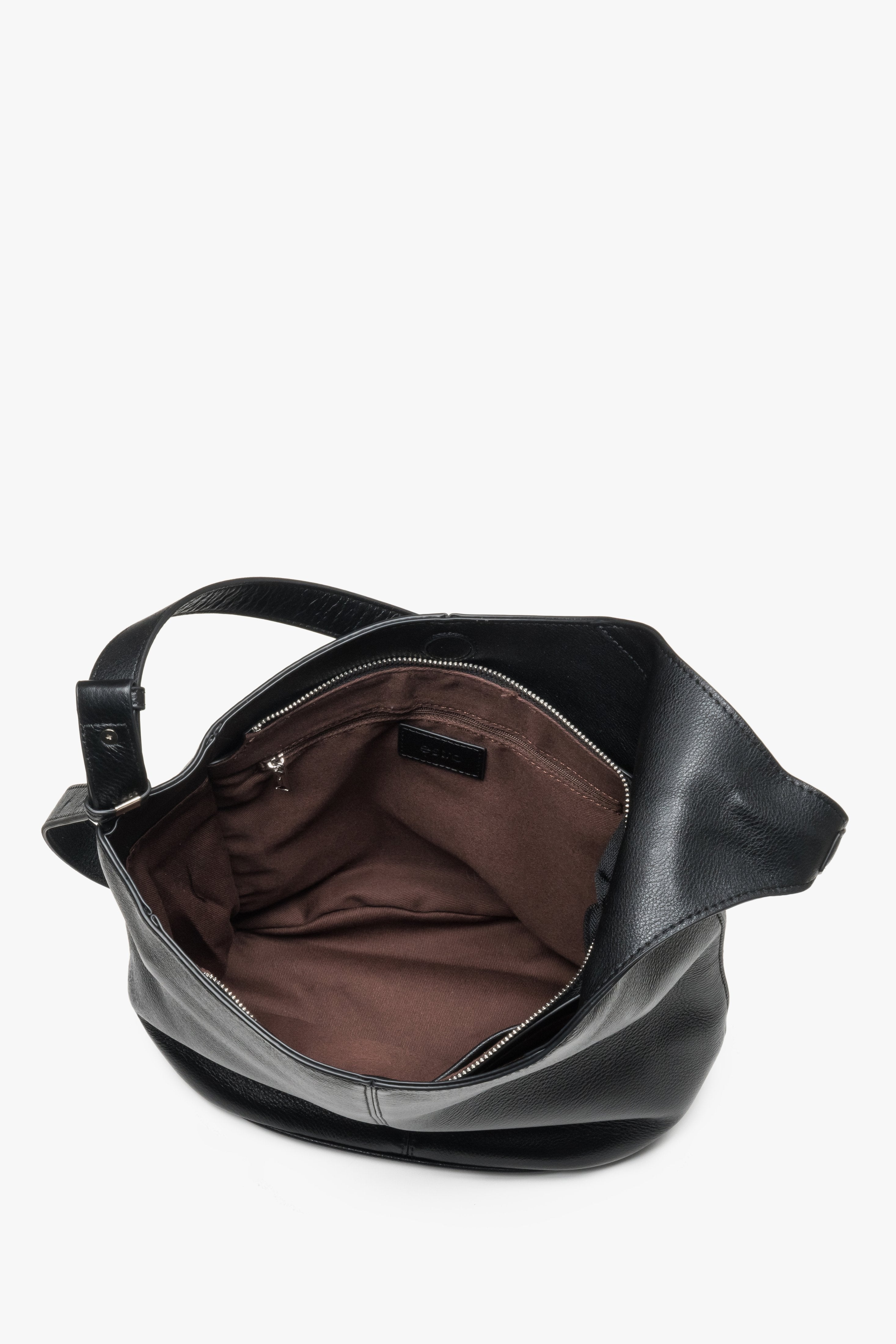Schwarze Damen-Hobo-Shopper-Tasche aus Leder mit geöffnetem Innenraum