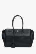 Frontalansicht der formstabilen schwarzen Damen-Koffertasche aus Echtleder.