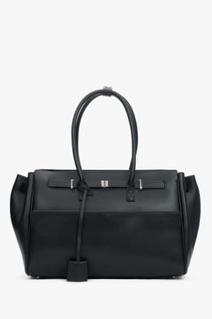 Frontalansicht der formstabilen schwarzen Damen-Koffertasche aus Echtleder.
