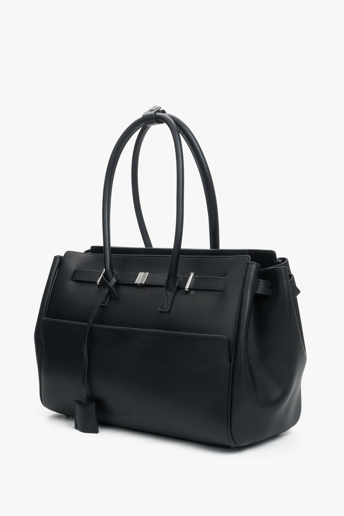 Schräge Ansicht der eleganten Satchel-Tasche mit silberfarbenen Beschlägen.