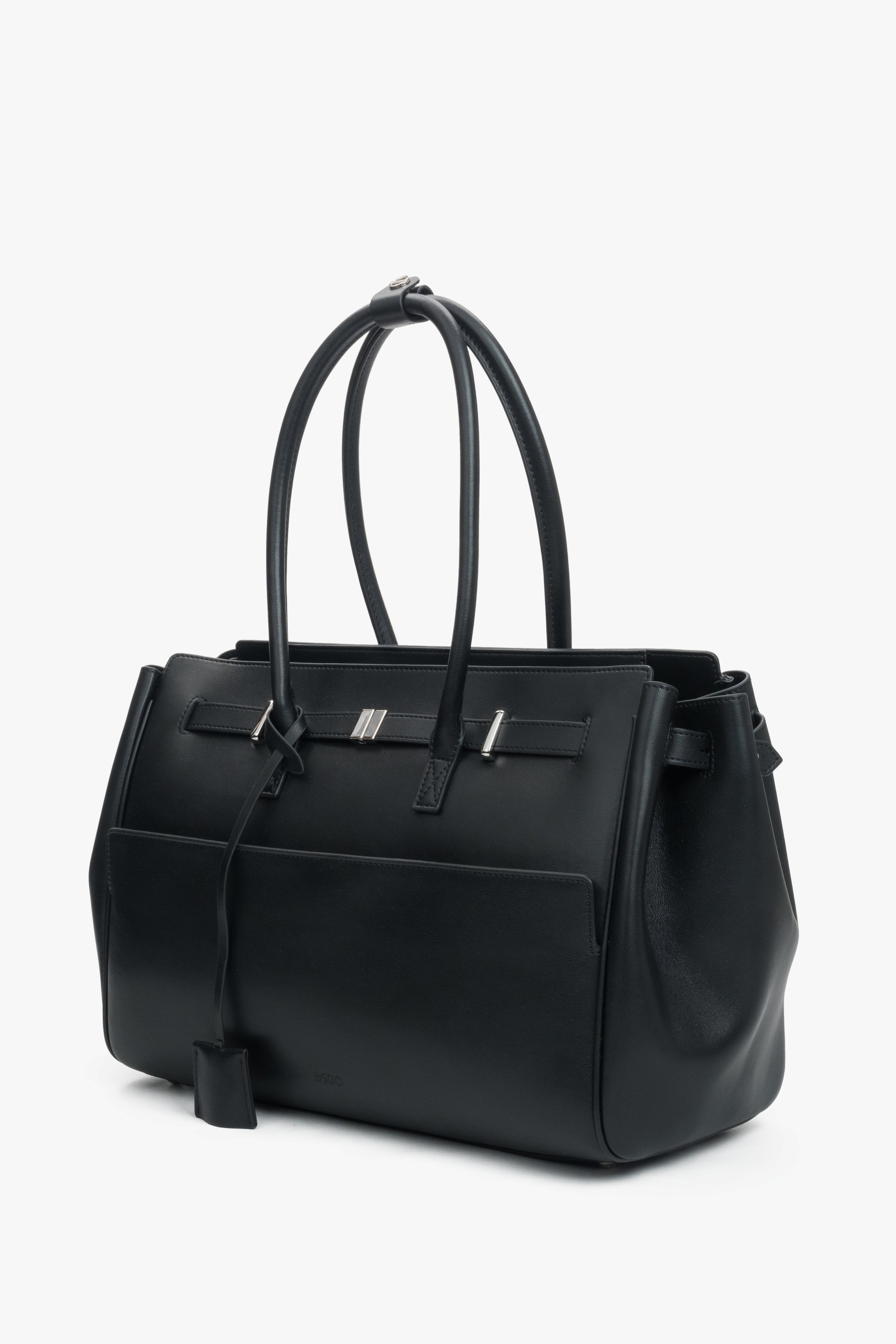 Schräge Ansicht der eleganten Satchel-Tasche mit silberfarbenen Beschlägen.