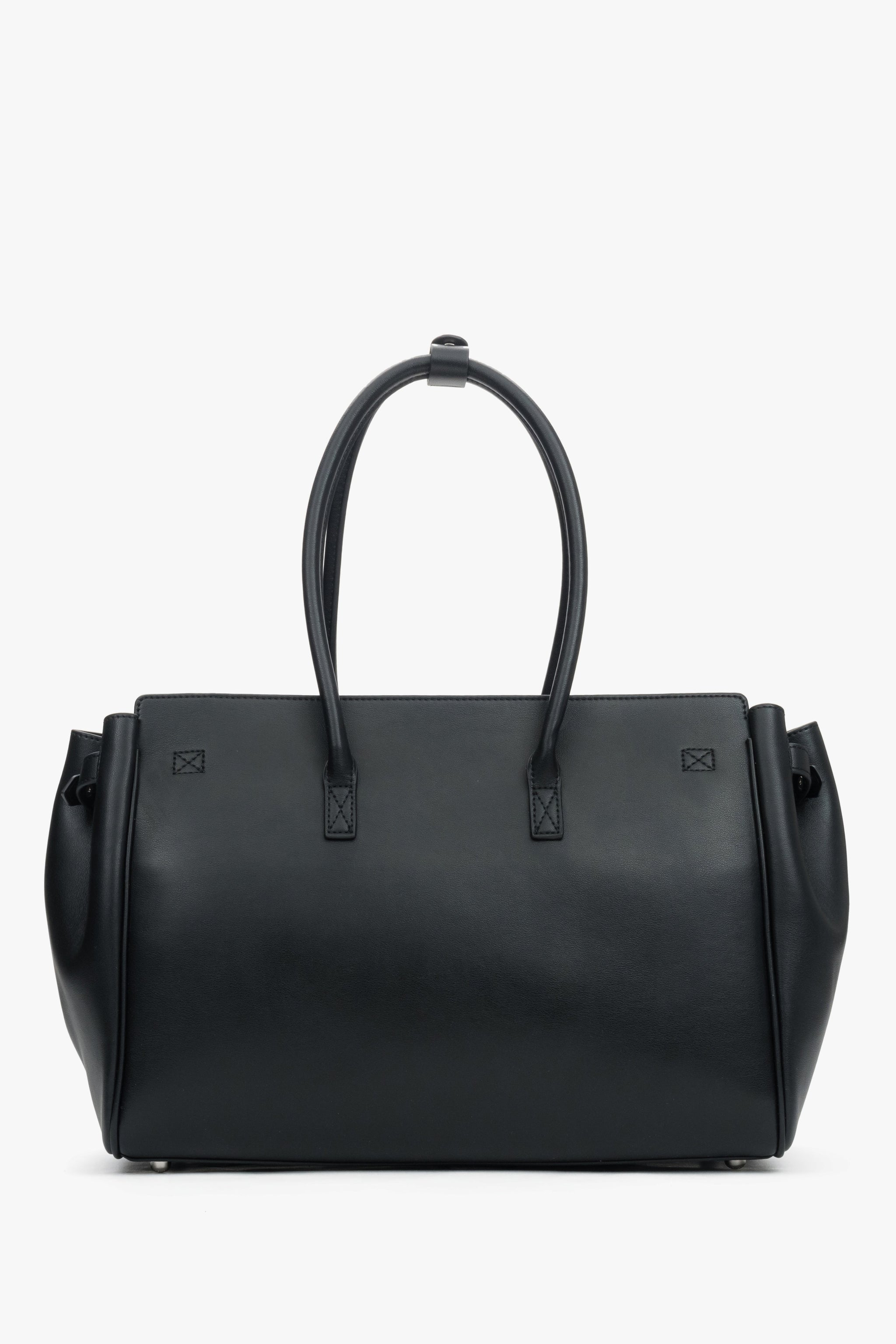 Rückprofil der geräumigen, schwarzen Leder-Henkeltasche von Estro.