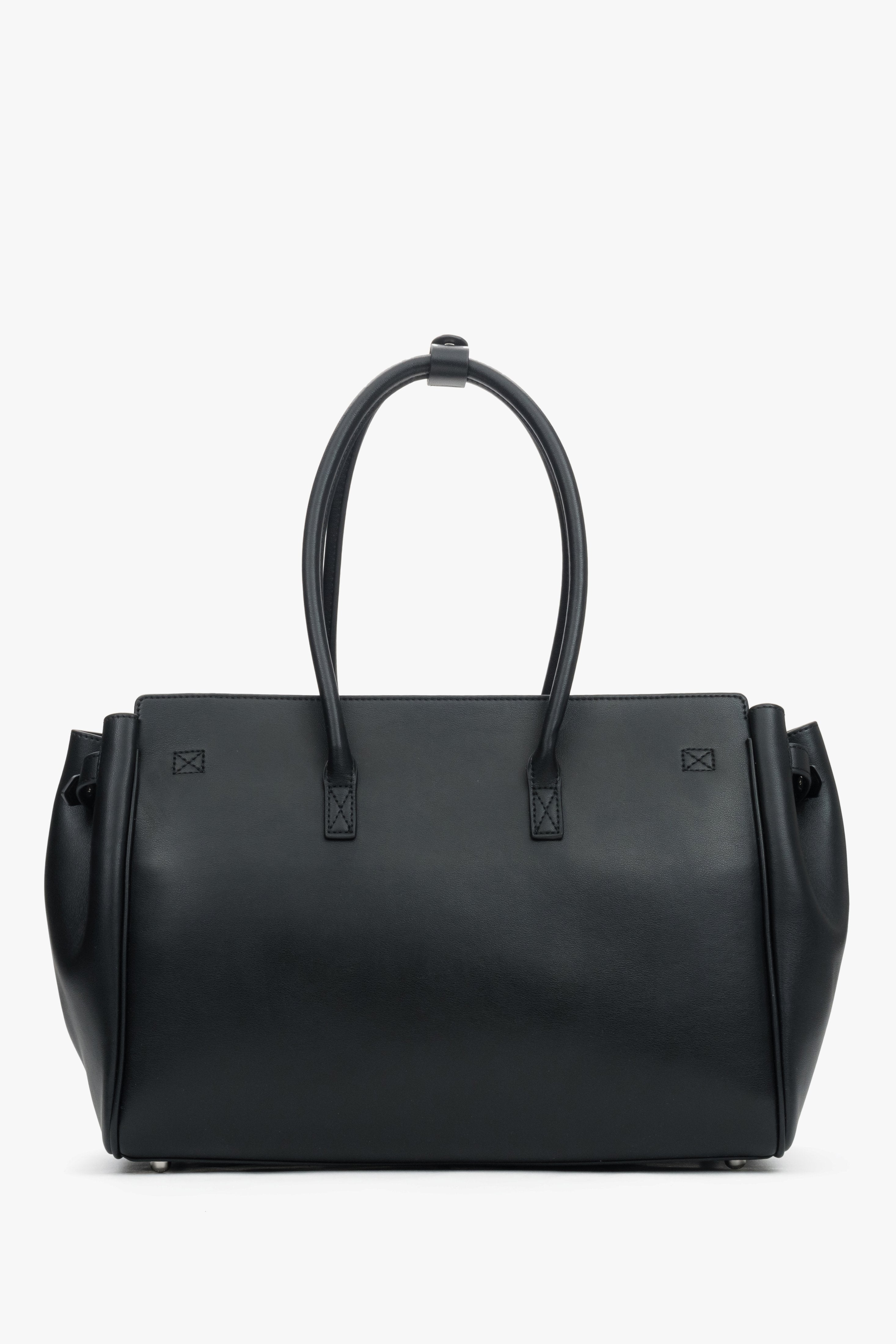 Rückprofil der geräumigen, schwarzen Leder-Henkeltasche von Estro.