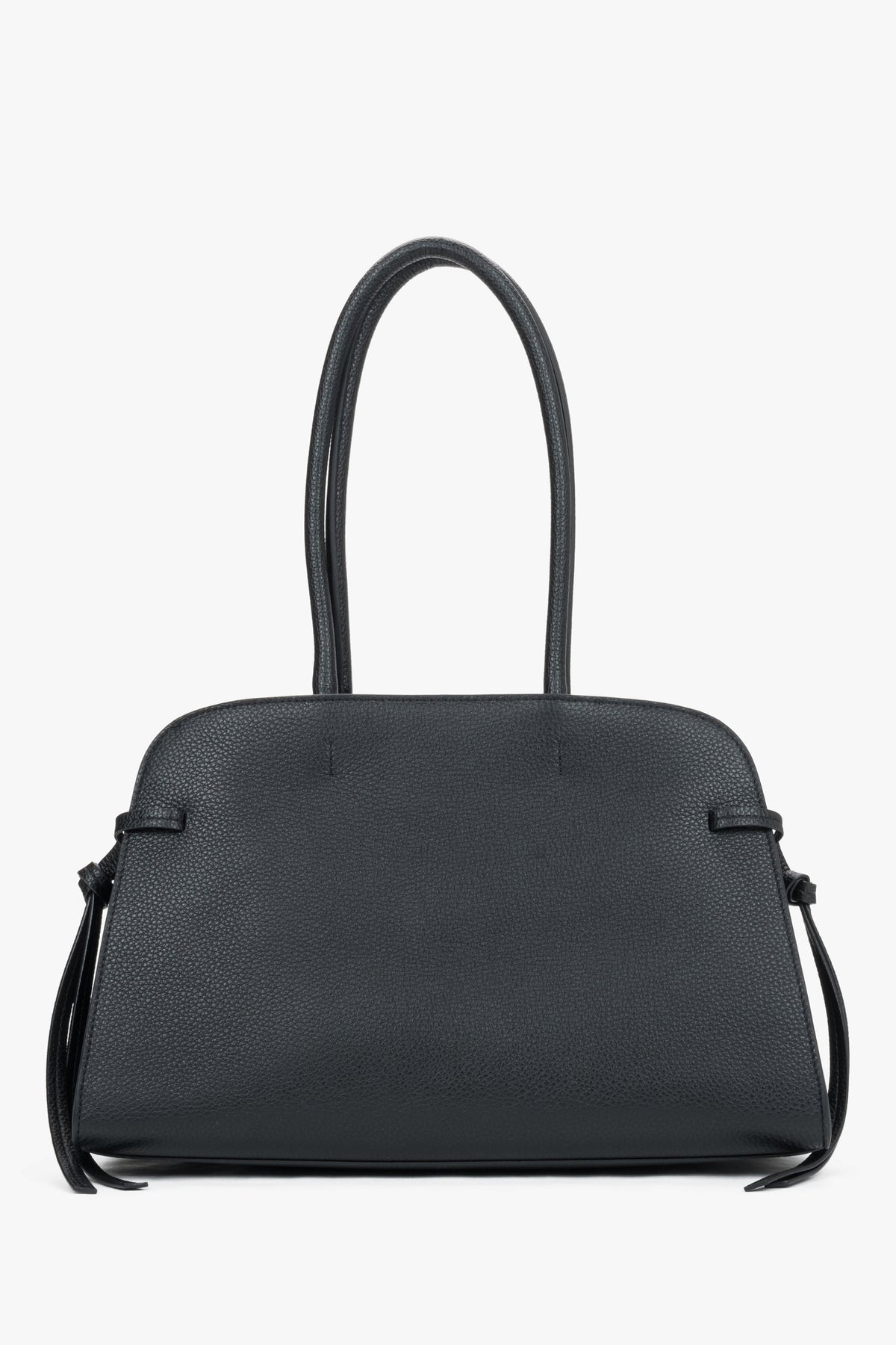 Frontale Ansicht der schwarzen Damen-Handtasche aus genarbtem Echtleder