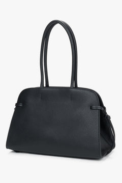 Schräge Seitenansicht der schwarzen Koffertasche mit markanten Lederbändern