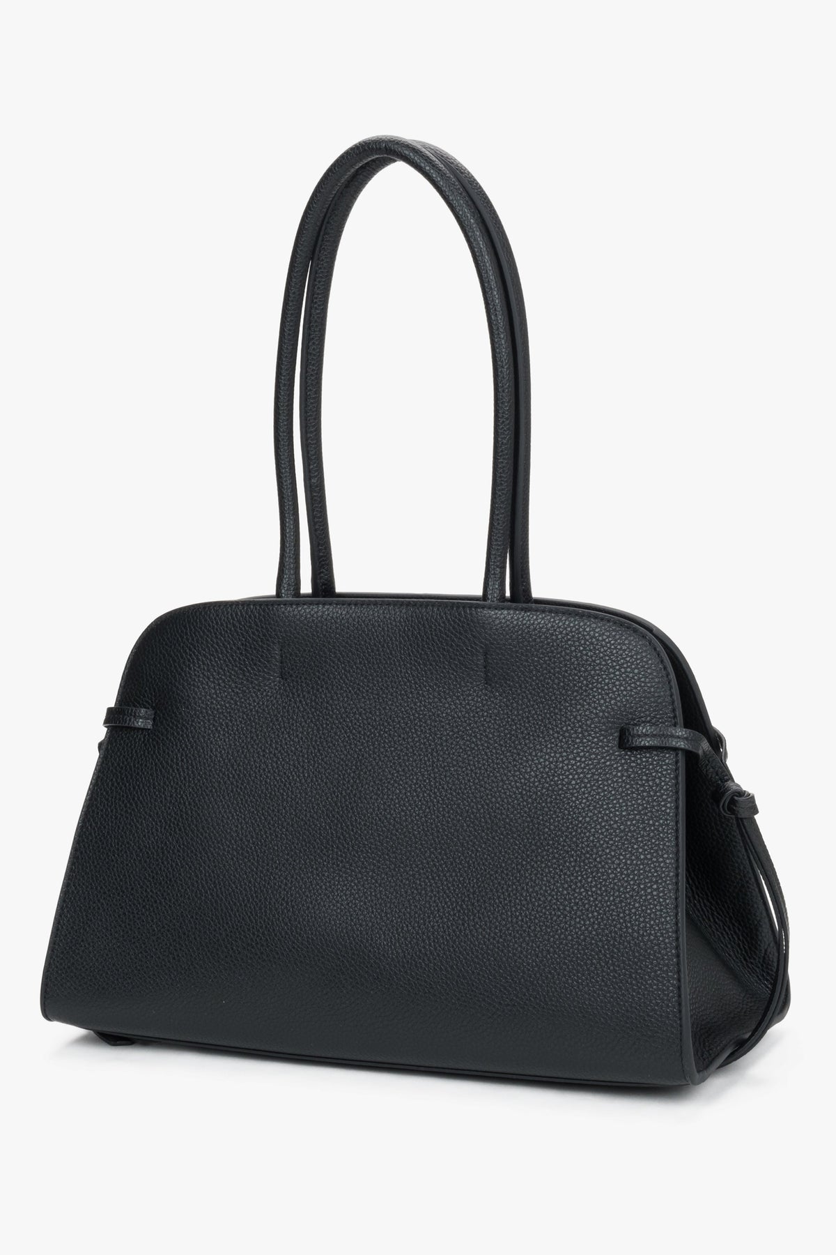 Schräge Seitenansicht der schwarzen Koffertasche mit markanten Lederbändern