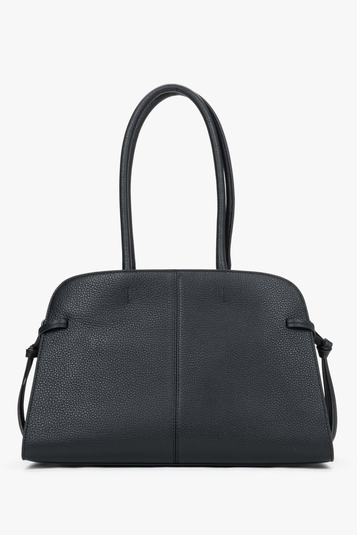Rückansicht der schwarzen Damen-Koffertasche mit präziser vertikaler Ziernaht in der Mitte