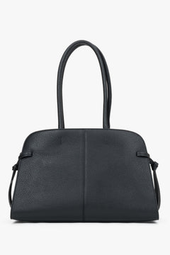 Rückansicht der schwarzen Damen-Koffertasche mit präziser vertikaler Ziernaht in der Mitte