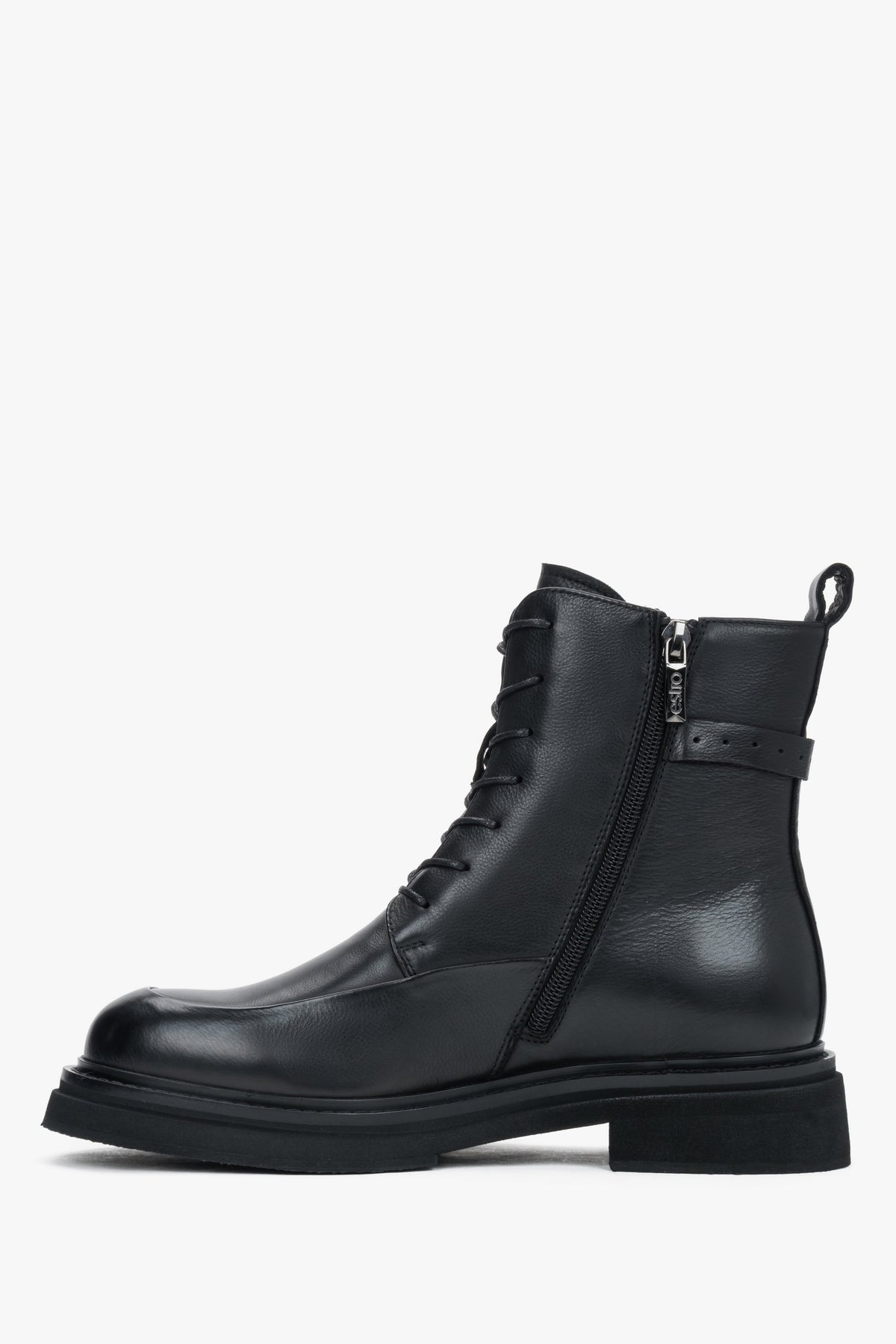 Seitliche Ansicht der schwarzen Stiefelette, die die leichte Mikroschaumsohle und die klare architektonische Linie hervorhebt