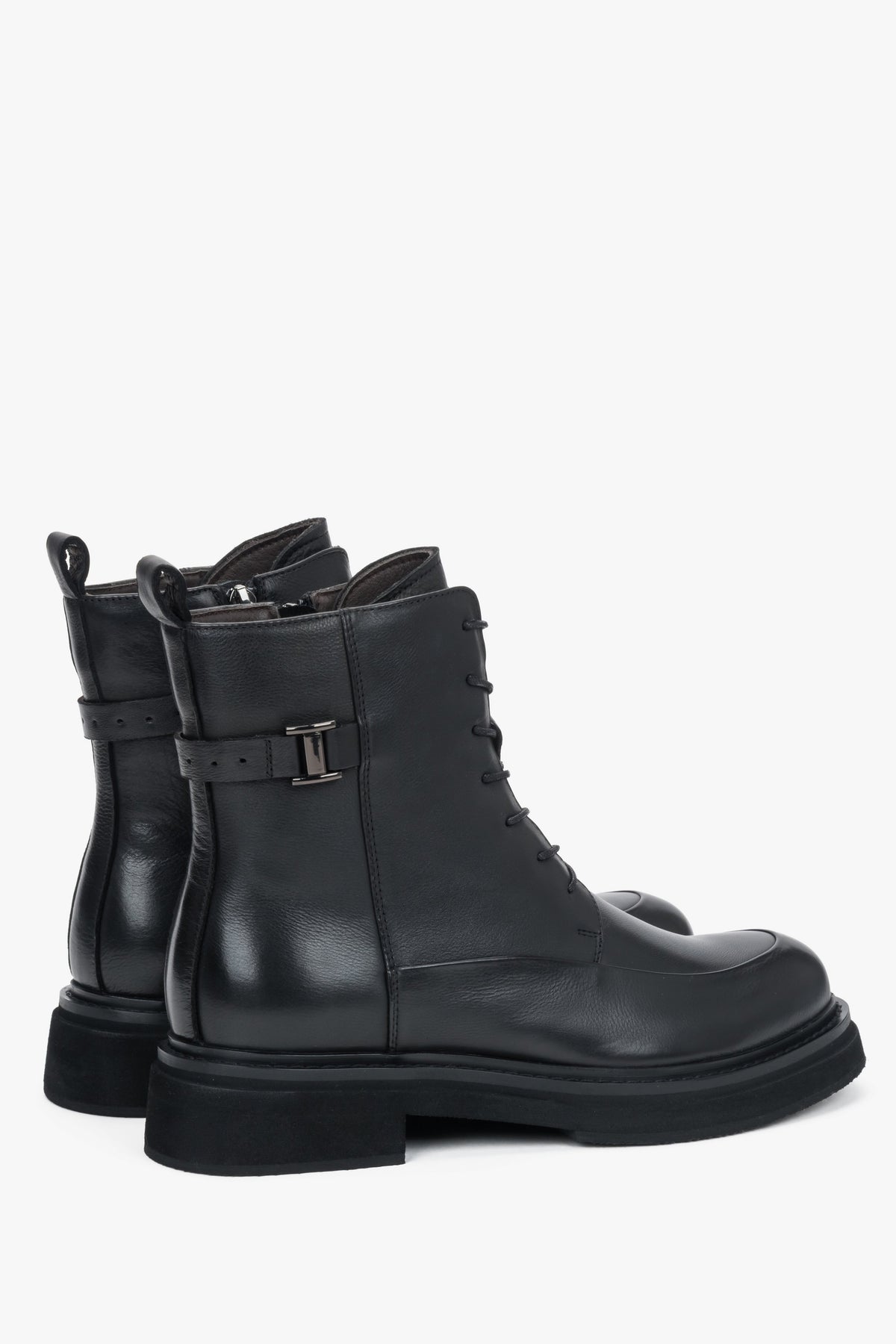 Rückwärtige diagonale Ansicht der schwarzen Lederstiefeletten mit sichtbarer Anziehlasche an der Ferse
