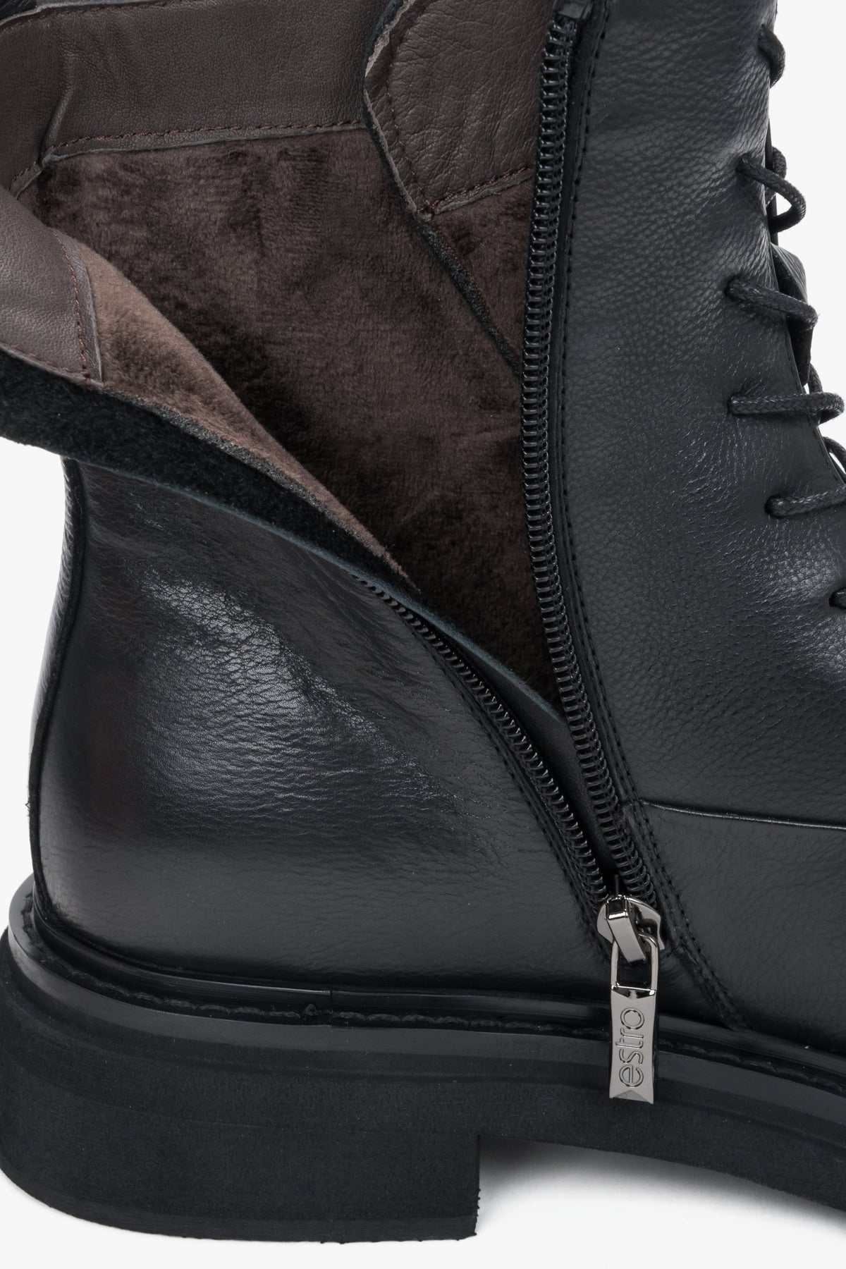 Detailaufnahme des geöffneten seitlichen Reißverschlusses, die das weiche und wärmende Flanellfutter im Inneren präsentiert