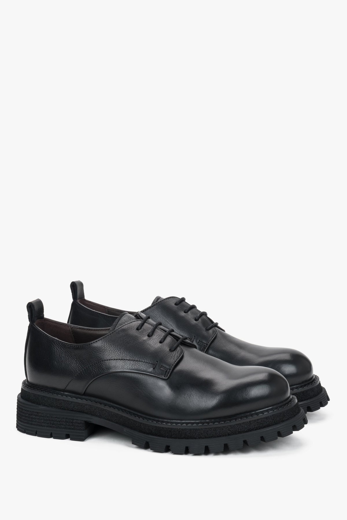 Diagonale Ansicht der schwarzen Lederhalbschuhe von Estro, die die klassische Schnürung und die glatte Oberfläche betont