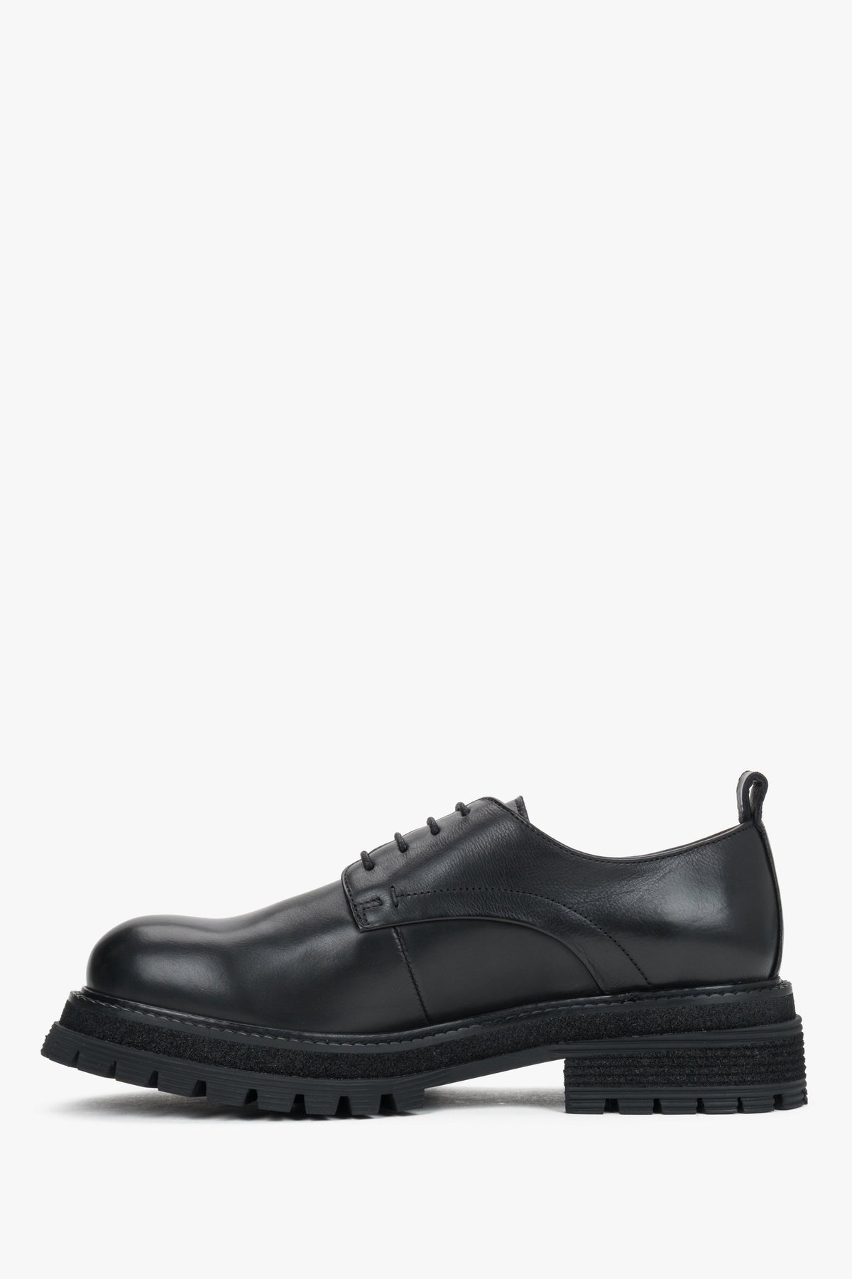 Seitenansicht der schwarzen Derby-Schuhe, die den Kontrast zwischen dem eleganten Lederschaft und der robusten Sohle zeigt